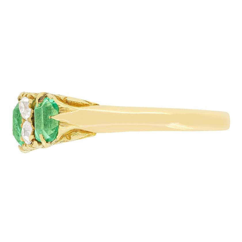 Viktorianischer 1,10ct Smaragd und Diamant Carved Shank Ring, gestempelt 1891 (Smaragdschliff) im Angebot