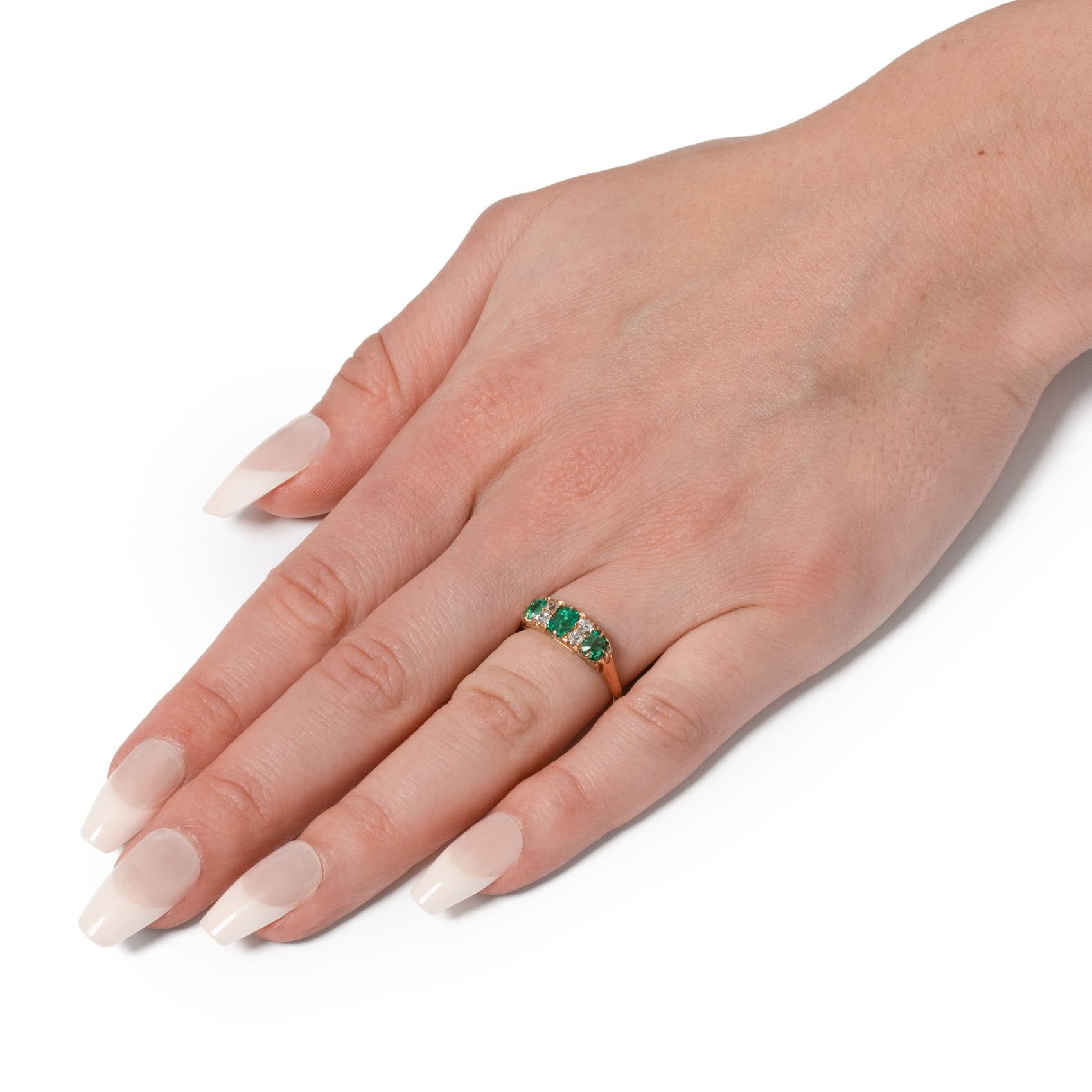 Viktorianischer 1,10ct Smaragd und Diamant Carved Shank Ring, gestempelt 1891 für Damen oder Herren im Angebot