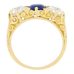 Anello vittoriano a tre pietre con zaffiro e diamante da 1,10 carati, 1880 ca.
