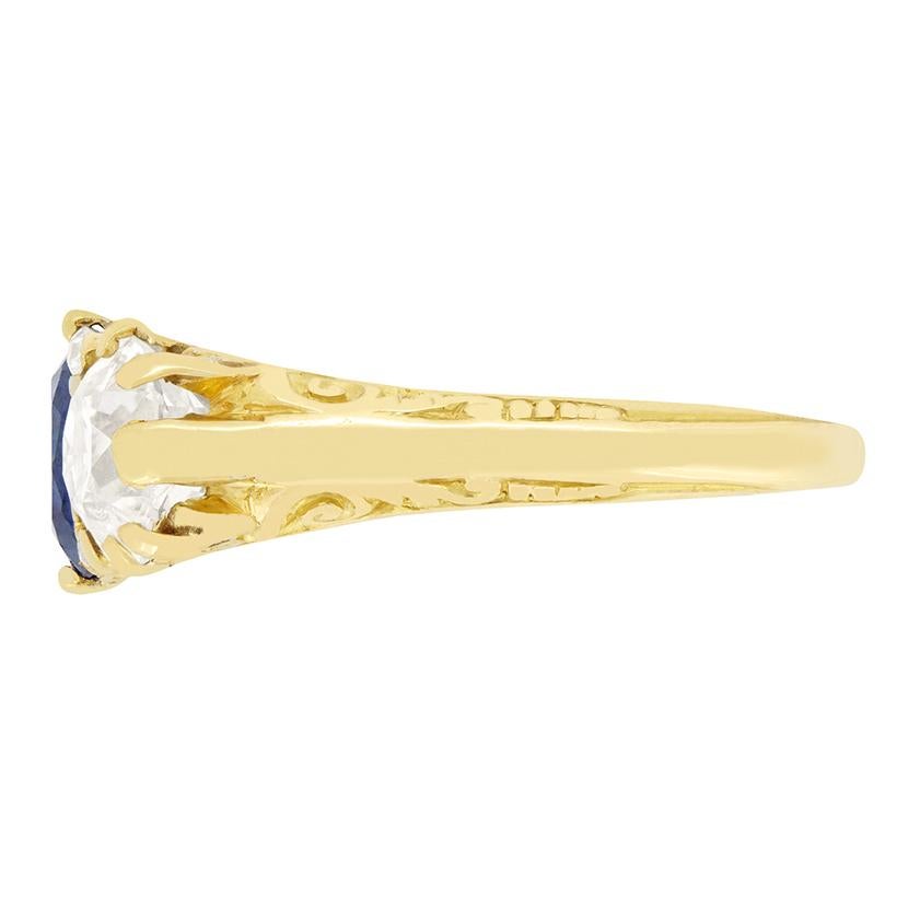 Viktorianischer 1,10ct Saphir und Diamant Drei Stein Ring, um 1880 (Antiker Kissenschliff) im Angebot