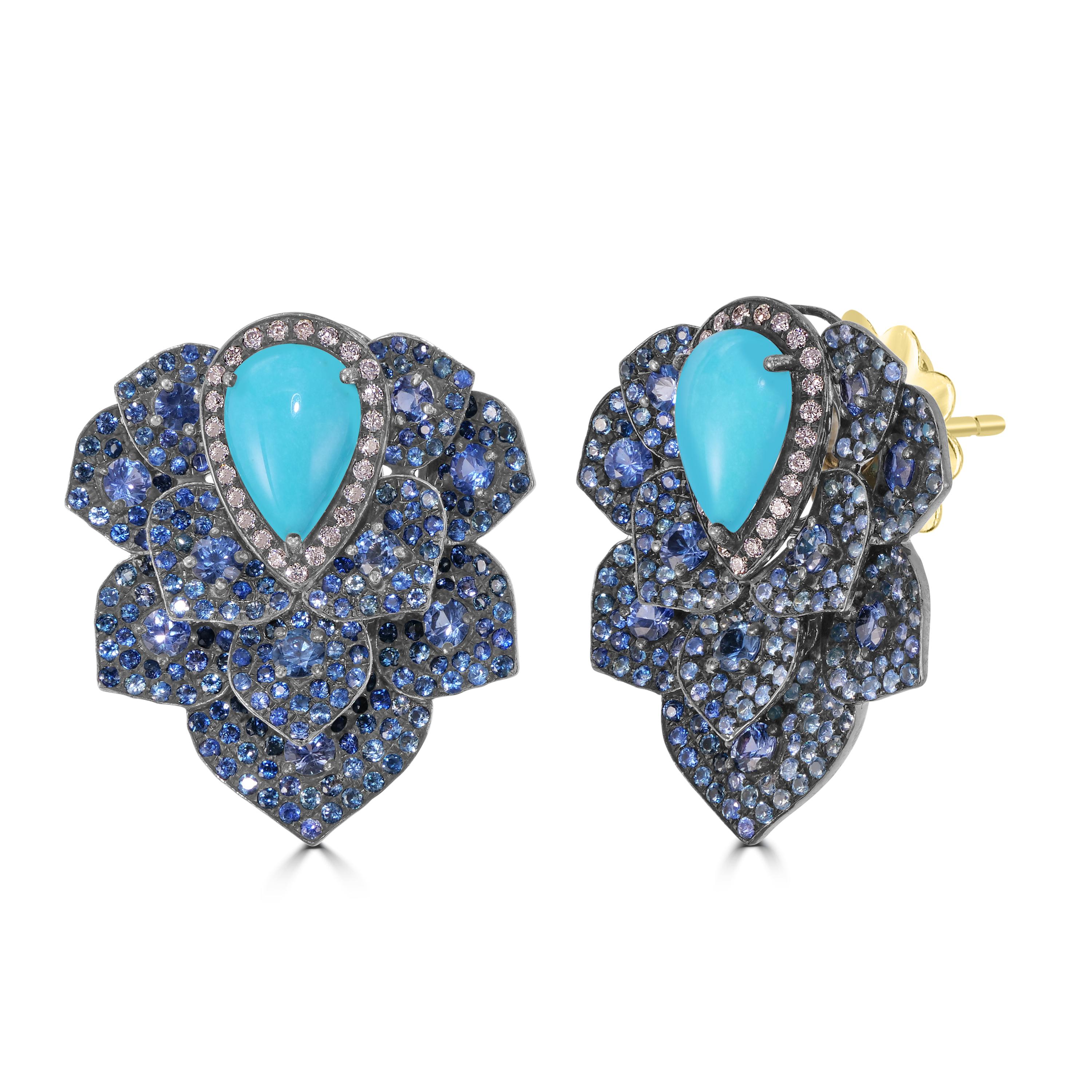Treten Sie ein in die bezaubernde Welt der viktorianischen Eleganz mit unserer 11,18 Cttw. Türkis, blauer Saphir und Diamant-Ohrstecker. Diese Ohrringe sind eine meisterhafte Verschmelzung von kompliziertem Design, leuchtenden Edelsteinen und
