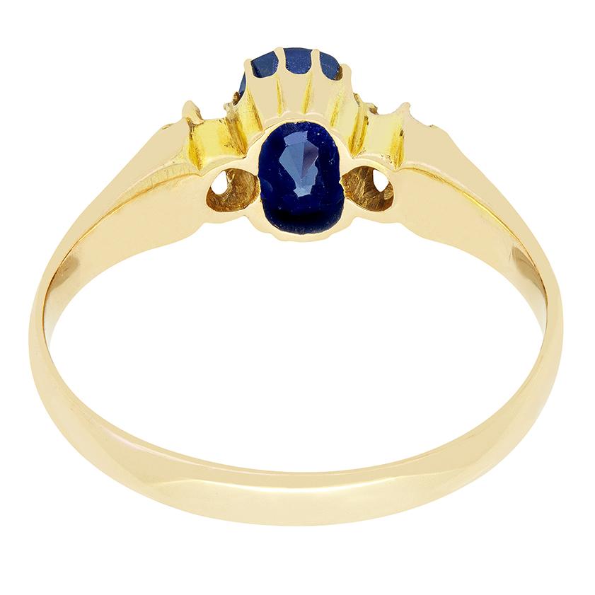 Taille ovale Bague victorienne avec trilogie de saphirs et de diamants de 1,12 carat, années 1880 en vente