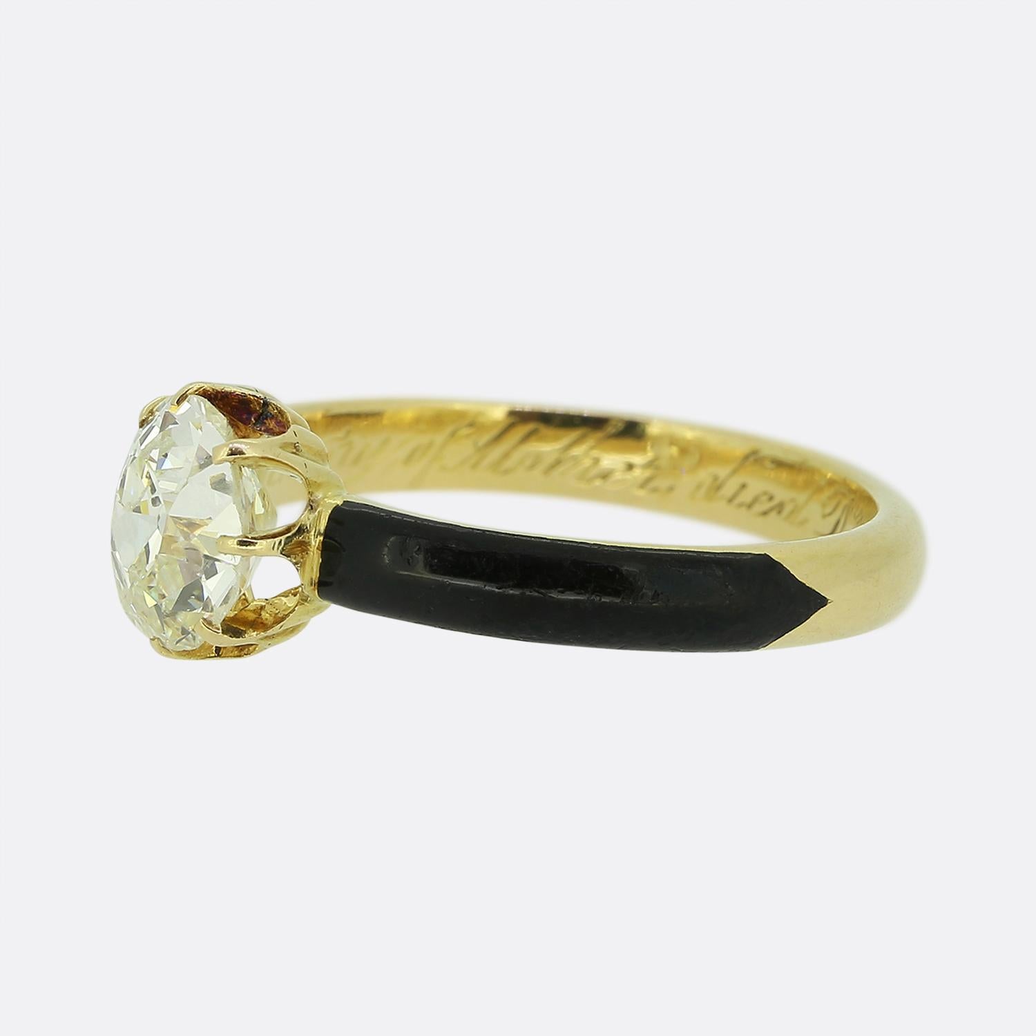 Aquí tenemos un encantador anillo de diamantes Single Stone de oro amarillo de 18 ct. Esta pieza antigua data de la época victoriana y presenta un único diamante redondo facetado de talla europea antigua en el centro de la cara en un engaste de 8
