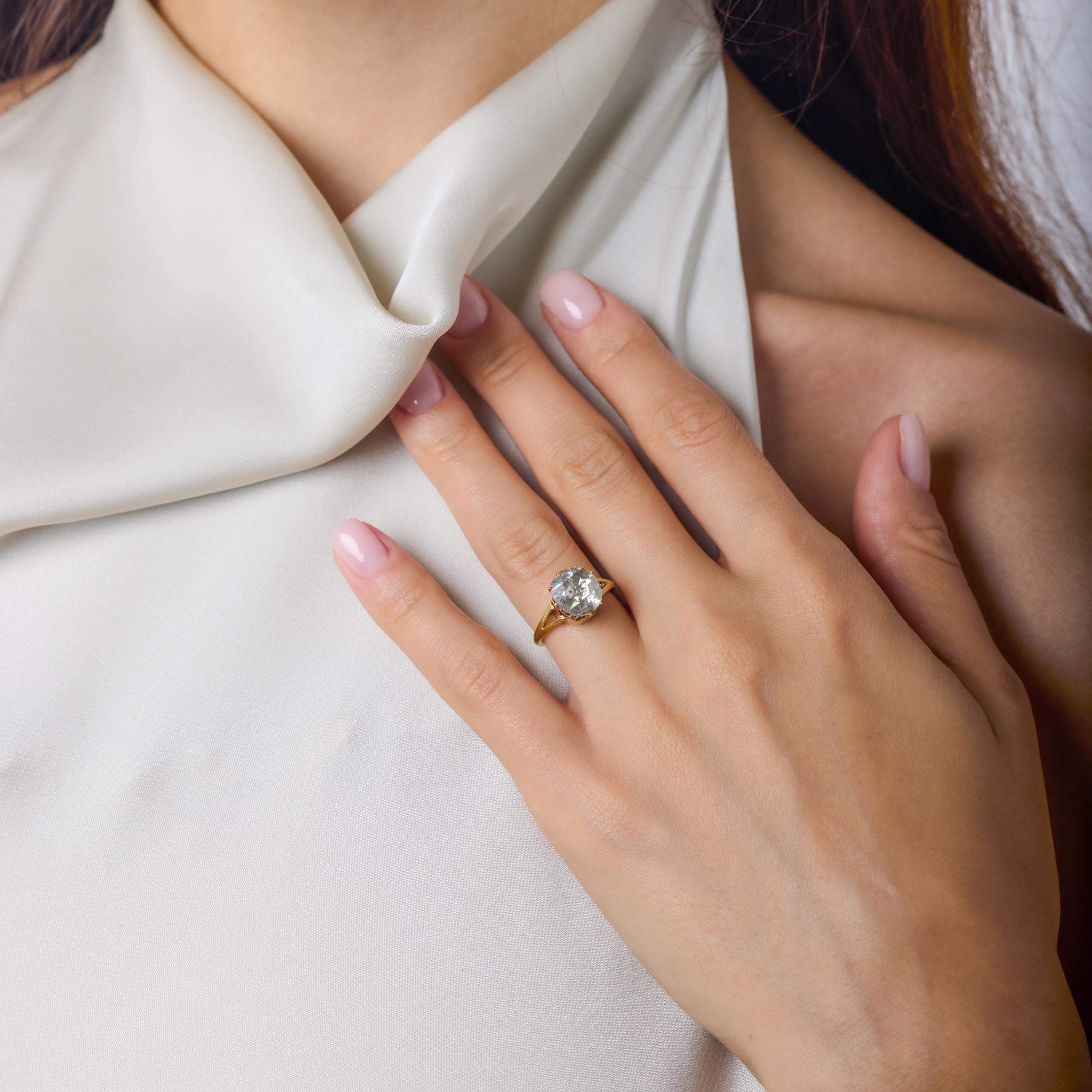 Dieser romantische viktorianische Verlobungsring zeigt einen schimmernden Diamanten im Rosenschliff, dessen antike Facetten in weichem, ätherischem Licht leuchten. Der in warmes 18-karätiges Gelbgold gefasste Diamant erinnert mit seiner sanften