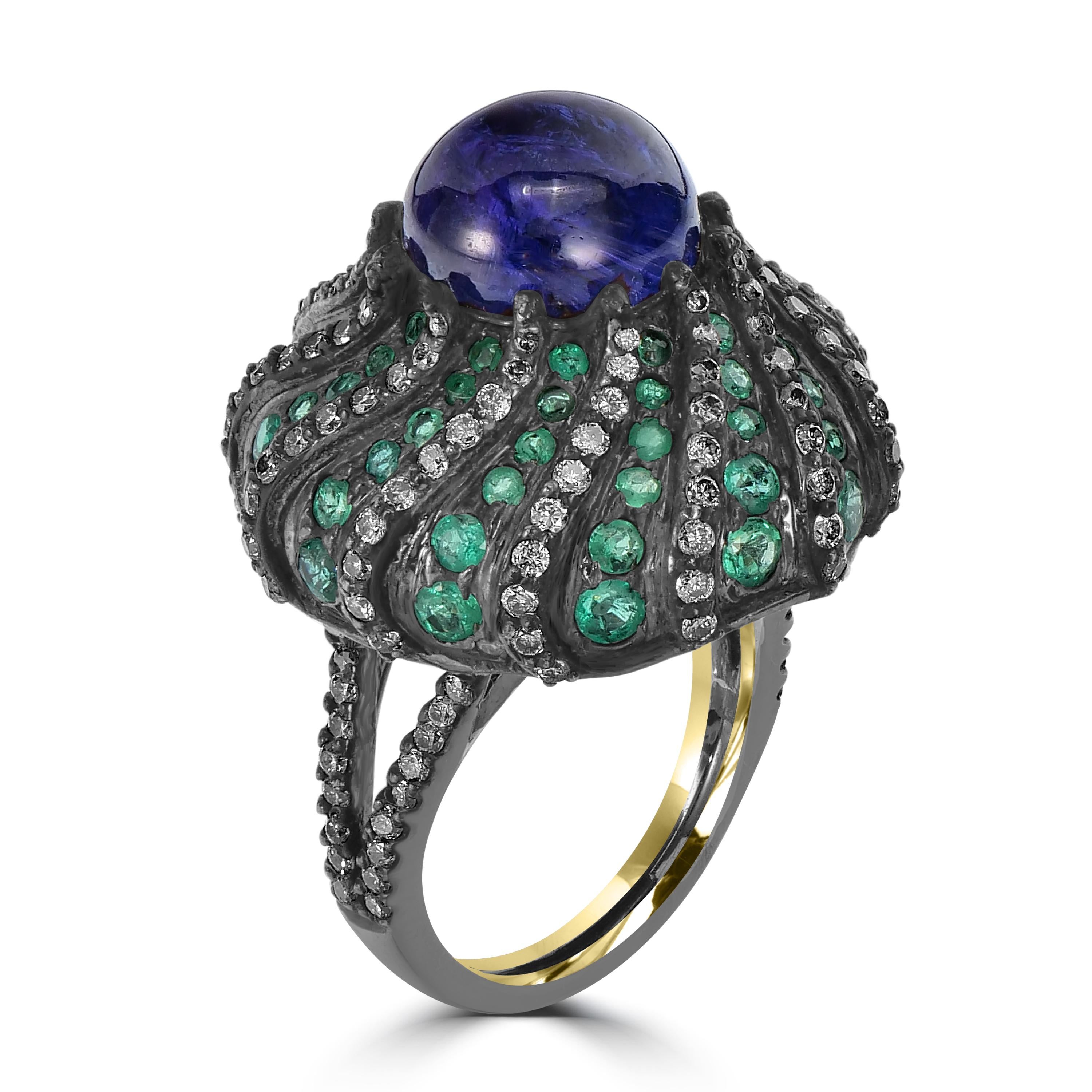 Tauchen Sie ein in den Glamour der viktorianischen Ära mit dem 11,5 Cttw. Kuppelring mit geteiltem Schaft aus Tansanit, Smaragd und Diamant - eine faszinierende Mischung aus zeitloser Eleganz und zeitgenössischem Design. Der Kopf dieses exquisiten