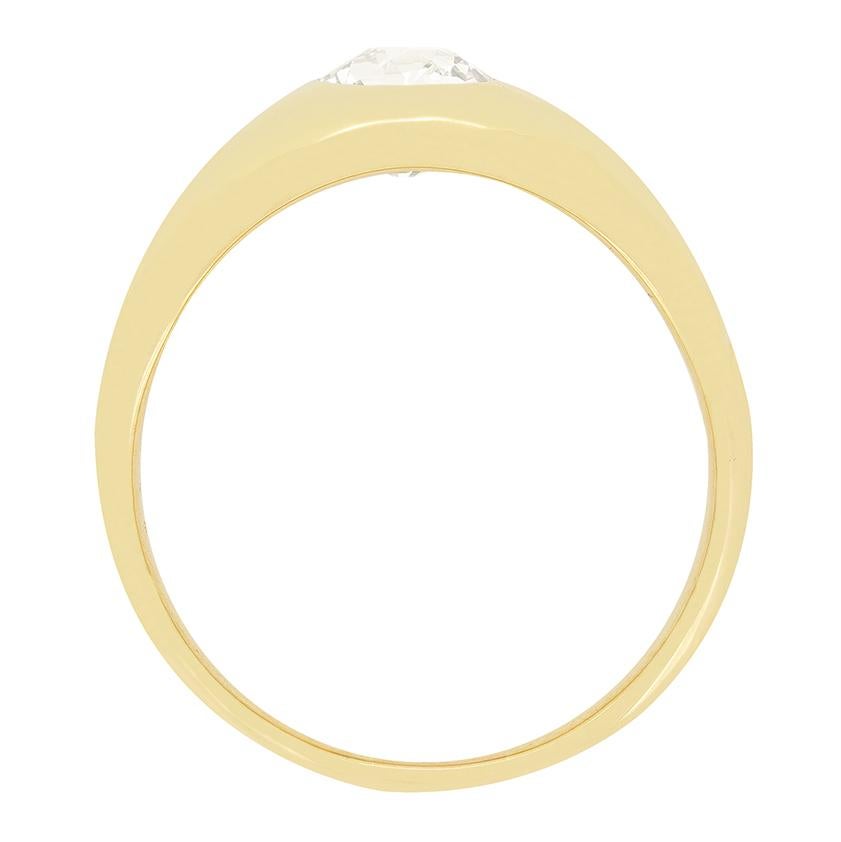 Dieser aus der viktorianischen Zeit stammende Zigeunerring dreht sich um einen Diamanten mit altem Schliff. Der 1,15-Karat-Stein ist von guter Qualität mit einer Farbe von G und einer Reinheit von VS1. Der Edelstein ist in ein klobiges Band aus 18