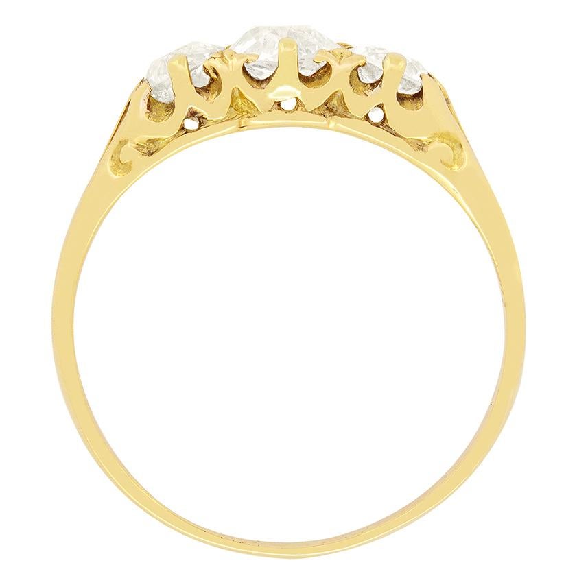 Dieser schöne viktorianische Trilogie-Ring zeigt drei schöne altgeschliffene Diamanten, einen zentralen Diamanten von 0,45 Karat, flankiert von zwei Diamanten von 0,35 Karat. Alle sind von gleicher Qualität, Farbe G und Reinheit VS1. Der aufwendig