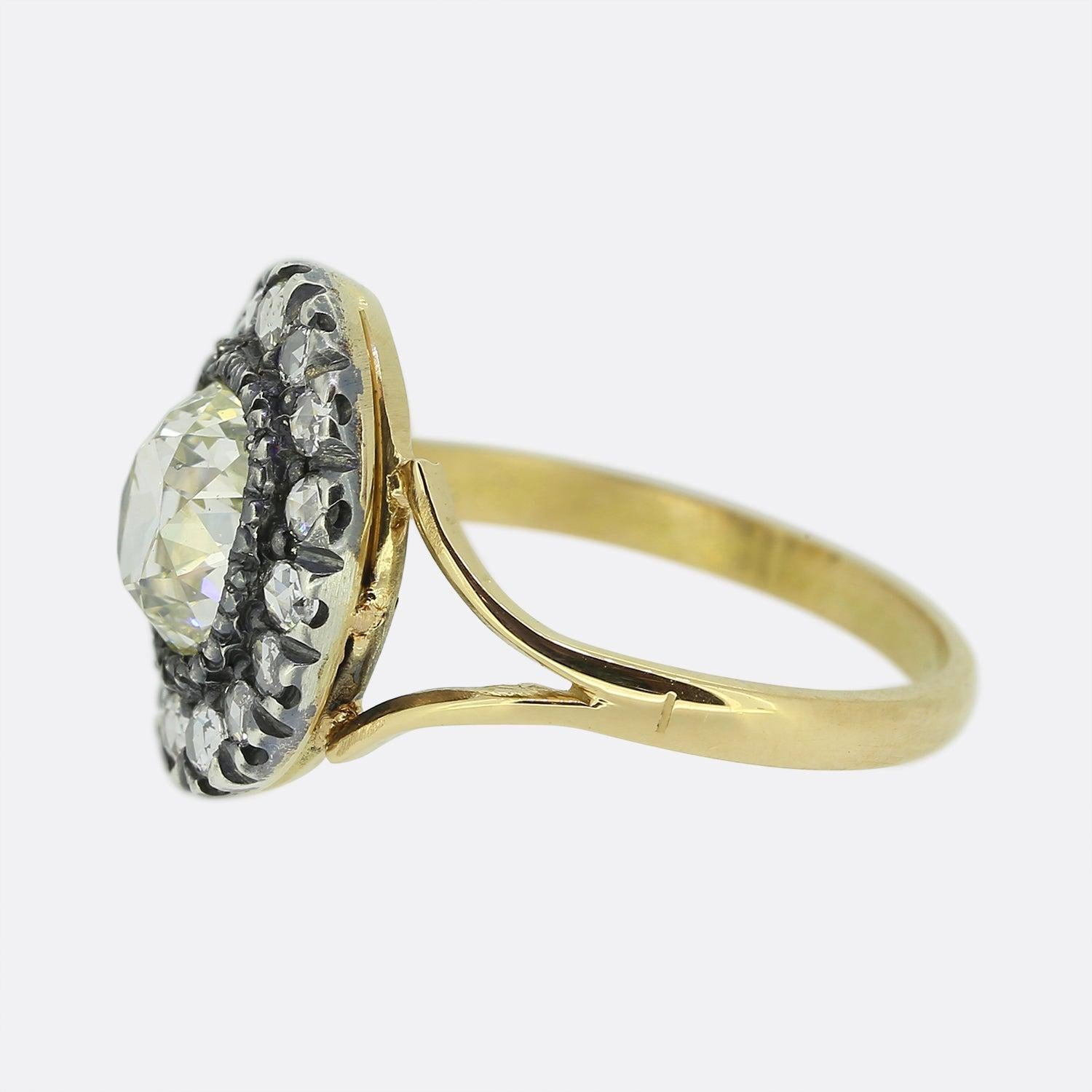 Qui abbiamo un anello a grappolo di diamanti splendidamente assemblato che risale al periodo vittoriano. Un singolo diamante ovale taglio old mine si trova al centro del quadrante in una montatura d'argento. Questa grossa pietra principale è poi