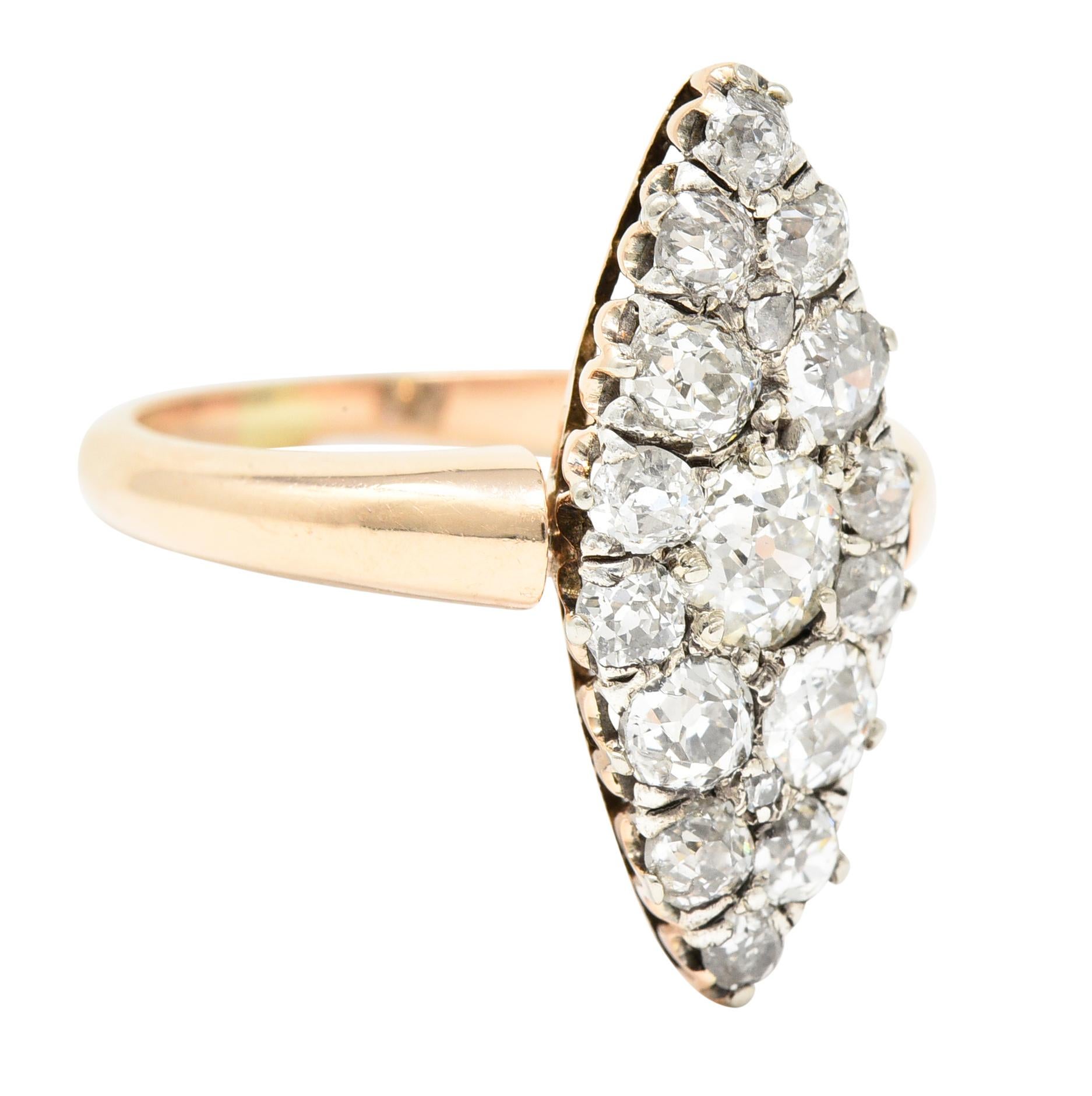 Conçu en forme de navette avec au centre un diamant de taille européenne ancienne pesant approximativement 0,30 carat, de couleur I et de pureté VS2, entouré d'autres diamants de taille européenne ancienne. Pesant environ 0,86 carat au total -