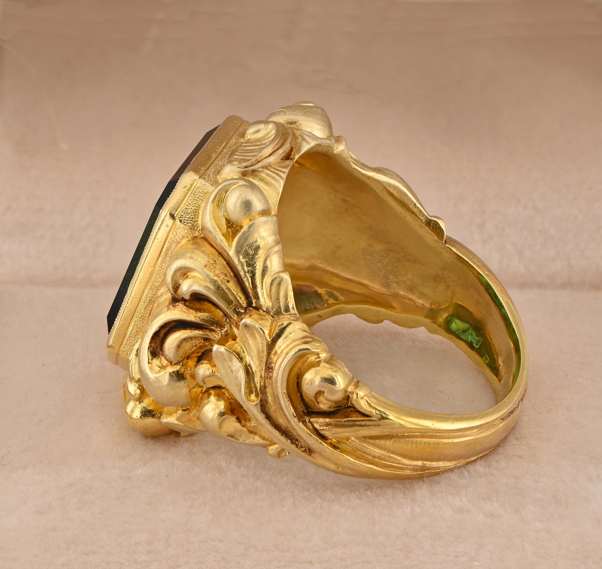 Victorian 11.70 Ct Natural Green Tourmaline Carved Bishop ring In Good Condition In Napoli, IT