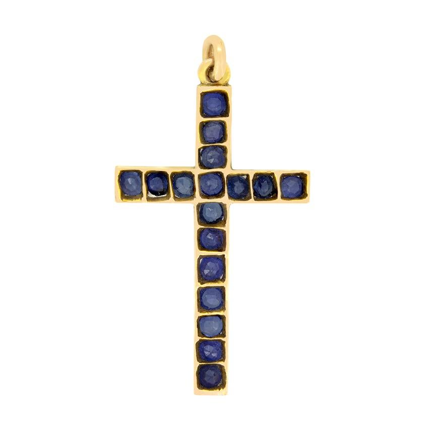 Dieses elegante viktorianische Kreuz ist mit Saphiren verziert. Jedes Stück wiegt 0,07 Karat, insgesamt sind siebzehn Saphire über das Stück verteilt. Ihre leuchtenden Blautöne kontrastieren perfekt mit dem 18 Karat Gelbgold, in das sie gefasst
