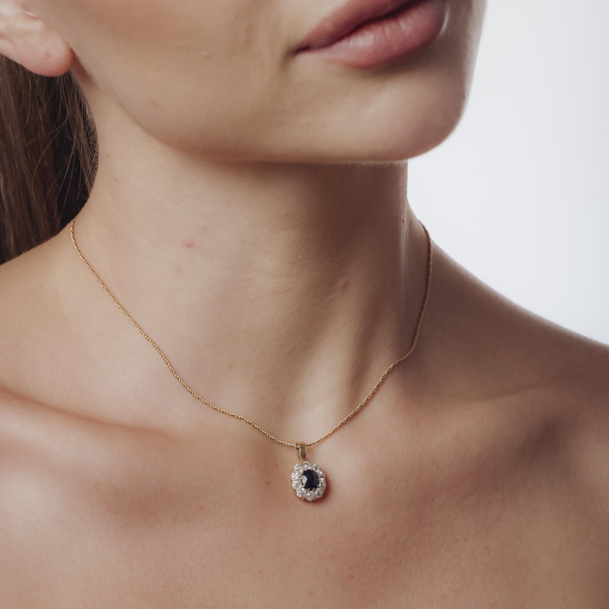 Ce collier victorien des années 1900 est réalisé en or jaune 14k et est centré sur un saphir bleu de taille ovale pesant environ 1,20 carats. Autour du saphir, dix diamants de taille ancienne totalisant environ 1,40 carat, de couleur H et de pureté