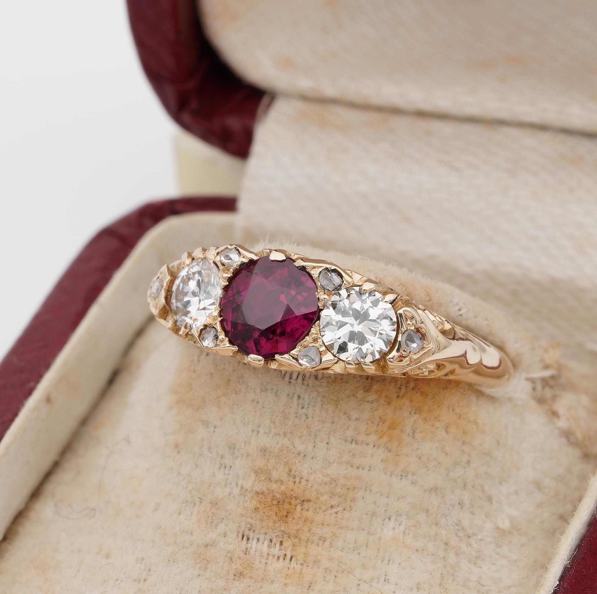 Anello vittoriano a trilogia con diamante e rubino da 0,98 carati in 18 carati In condizioni buone in vendita a Napoli, IT