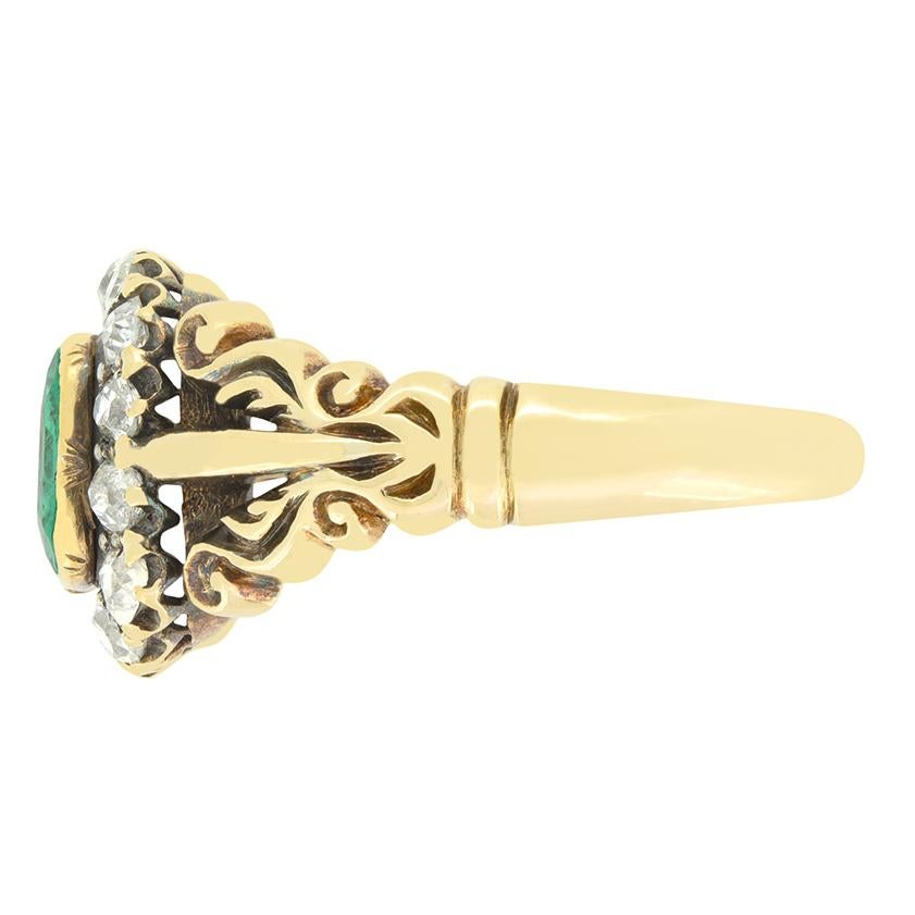 Viktorianischer 1,20ct Smaragd- und Diamant-Cluster-Ring, um 1880 (Antiker Kissenschliff) im Angebot