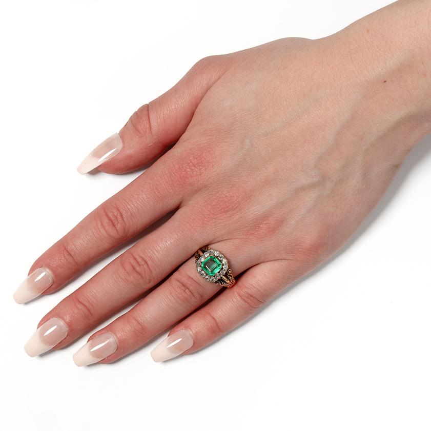 Viktorianischer 1,20ct Smaragd- und Diamant-Cluster-Ring, um 1880 für Damen oder Herren im Angebot