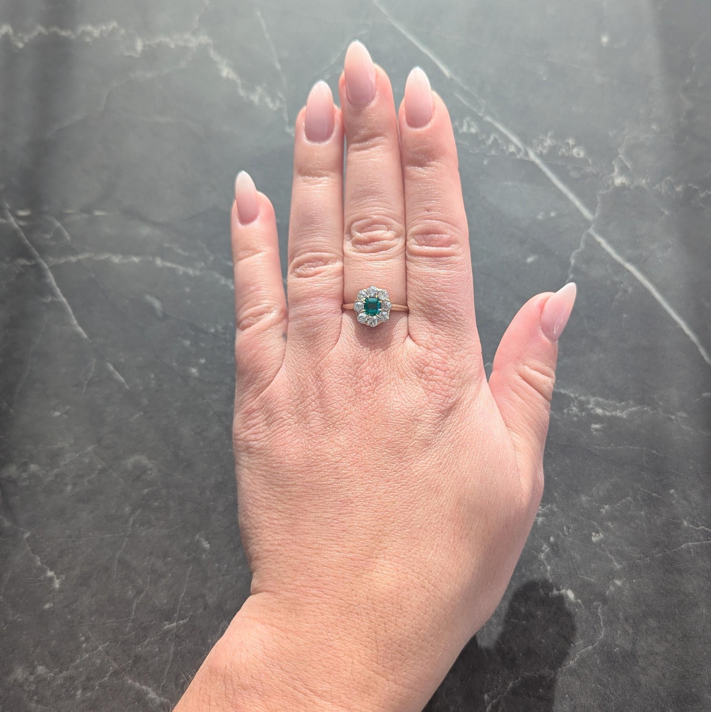 En el centro una esmeralda de talla antigua con un peso total aproximado de 0,43 quilates - verde medio transparente
Engastado en oro amarillo con garras en forma de garra y un halo rodeado de diamantes talla mina antigua
Peso total aproximado de