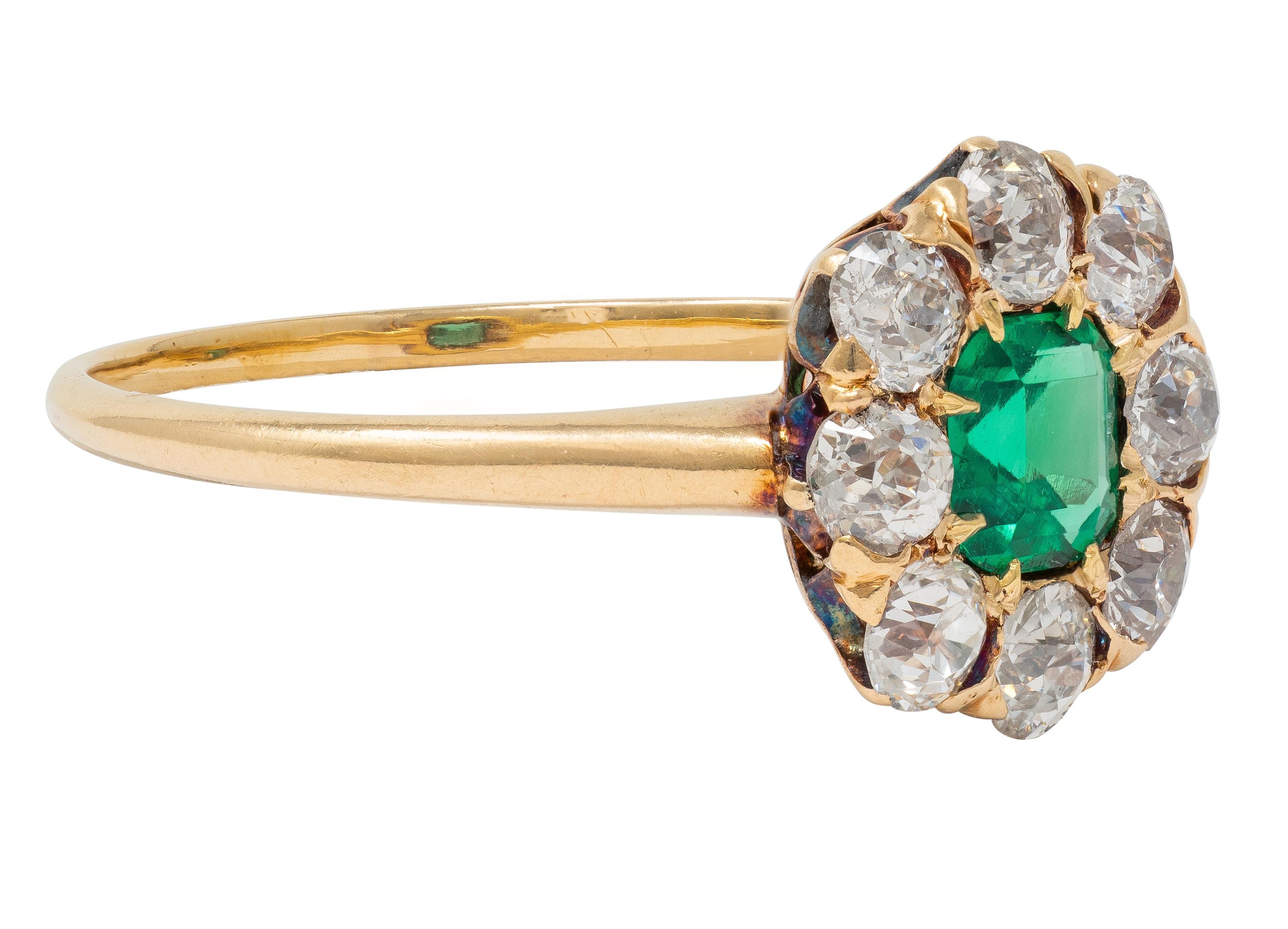 Anillo Halo Antiguo Victoriano de Oro Amarillo de 14 Kilates con Diamante Esmeralda de 1,23 quilates Corte cojín antiguo en venta