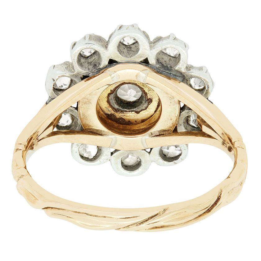 Datant du milieu de l'ère victorienne, cette magnifique bague est une véritable rareté. Au centre, un diamant taille ancienne de 0,25 carat est entouré d'un halo d'émail bleu exquis. Un autre anneau de dix diamants de taille ancienne entoure ensuite