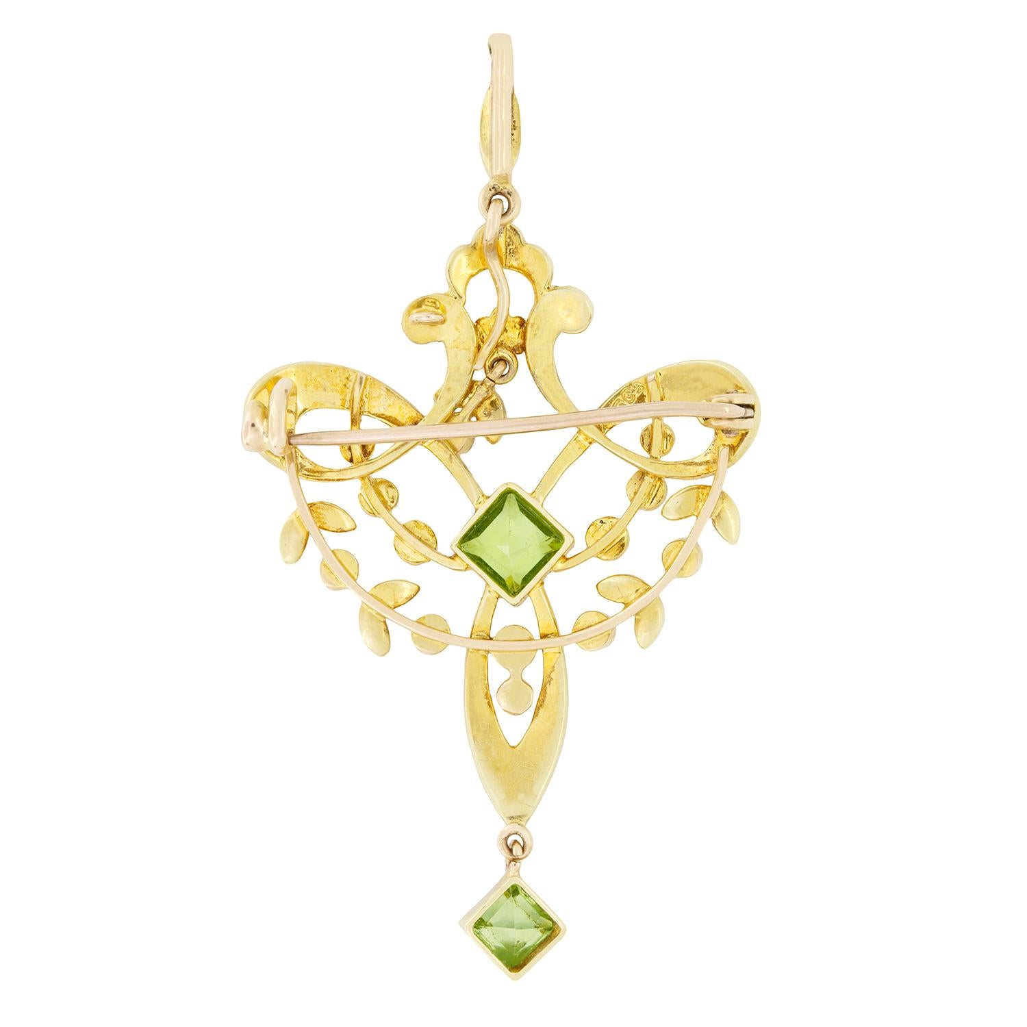 Risalente all'epoca vittoriana, questo affascinante ciondolo presenta una collezione di peridoto e perle. Al centro si trova la pietra più grande, un peridoto di 0,75 carati a taglio quadrato. Incastonato in oro giallo a 15 carati, il peridoto è
