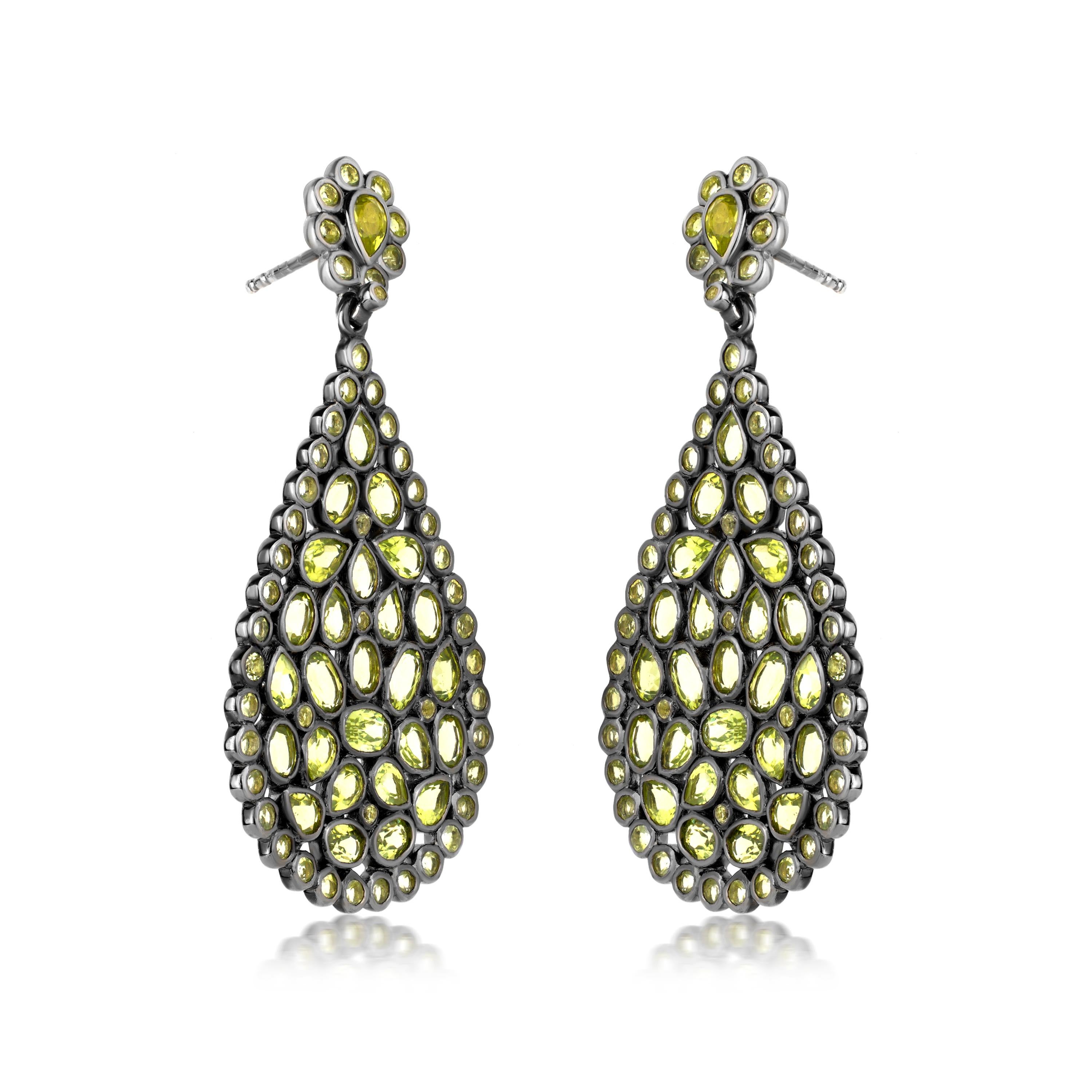 Spüren Sie die beruhigenden Nuancen dieser wunderbaren Tropfen. Mit bezaubernden Peridots, die in einem tropfenförmigen Design aus Sterlingsilber kunstvoll angeordnet sind. Diese handgefertigten Ohrringe sind mit Druckknöpfen versehen, die dafür