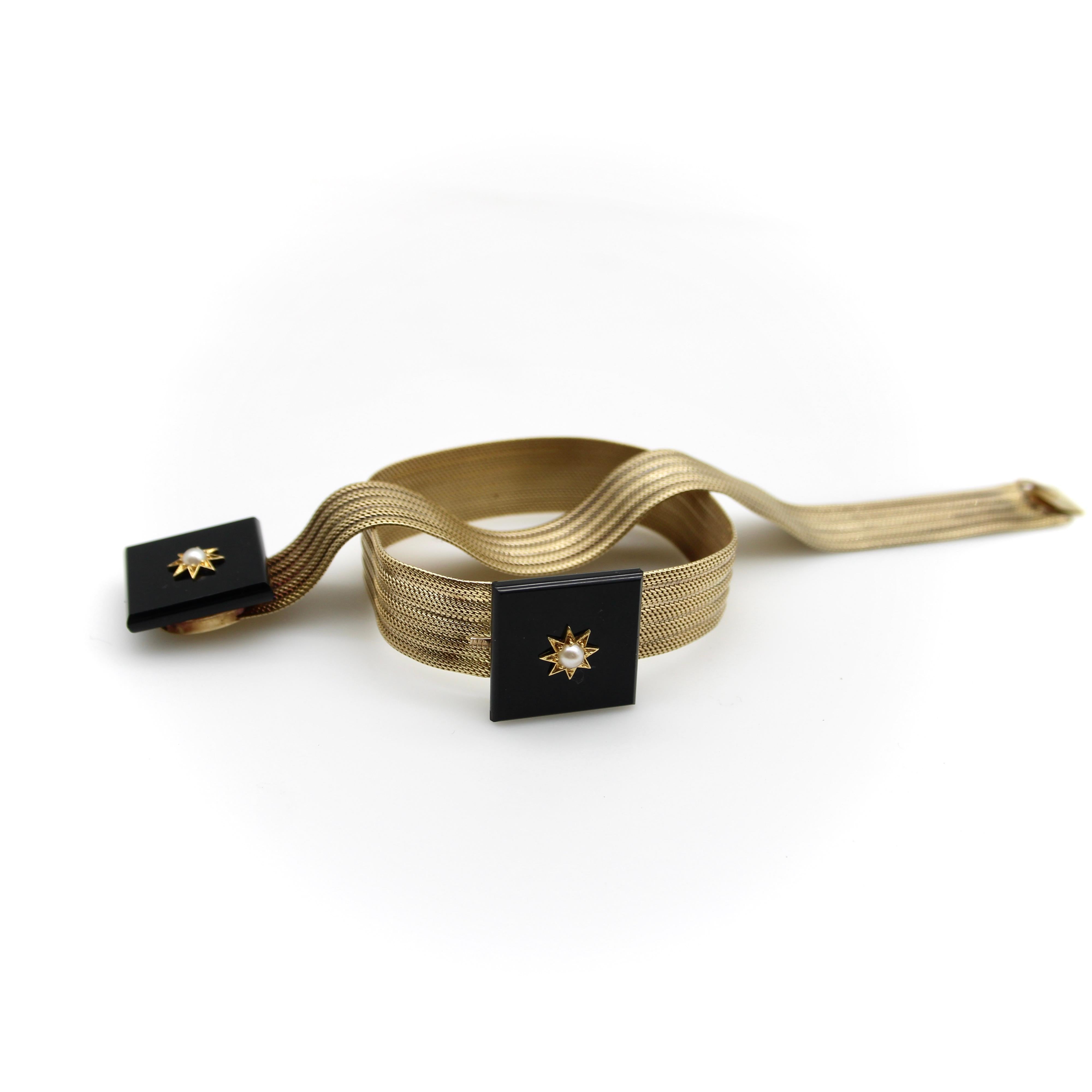 Precioso par de pulseras de luto de la época victoriana, de oro amarillo, ónice y perlas de siembra. Las pulseras están en un estado fantástico para su edad y son una maravillosa tradición romántica de la Inglaterra victoriana. Son un par perfecto,