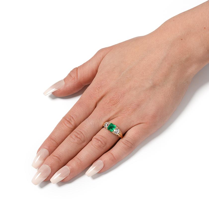 Bague trilogie victorienne de 1,30ct en émeraude et diamant, c.1880s Bon état - En vente à London, GB