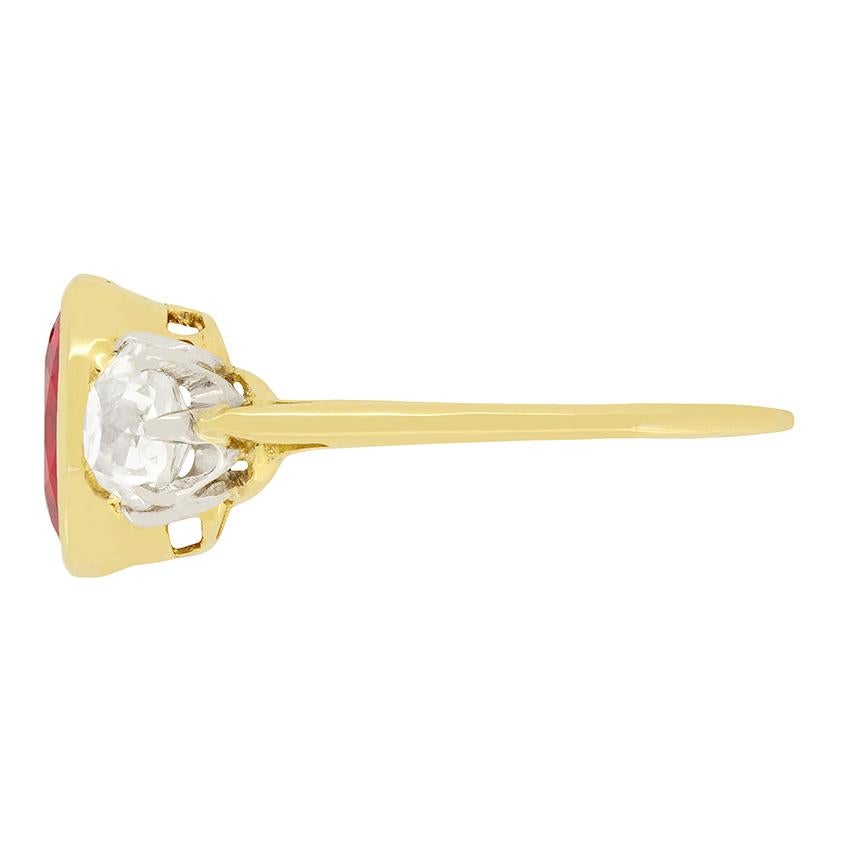 Vittoriano Anello vittoriano con tre pietre di rubino e diamanti da 1,31 ct, 1900 ca. in vendita