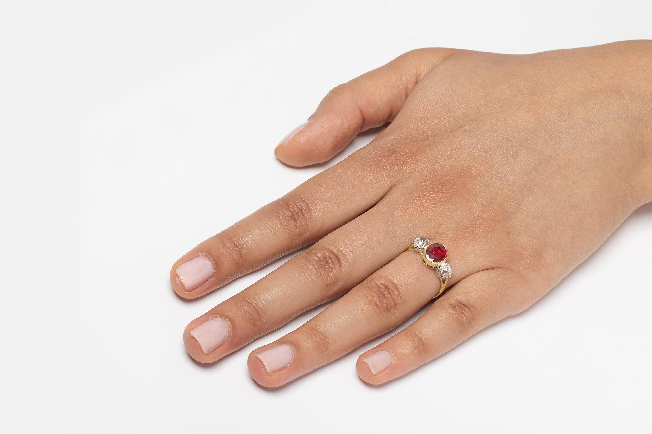 Victorian 1.31ct Ruby & Diamond Three Stone Ring, c.1900s For Sale 1