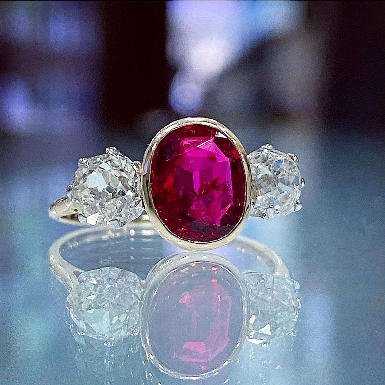 Victorian 1.31ct Ruby & Diamond Three Stone Ring, c.1900s For Sale 2