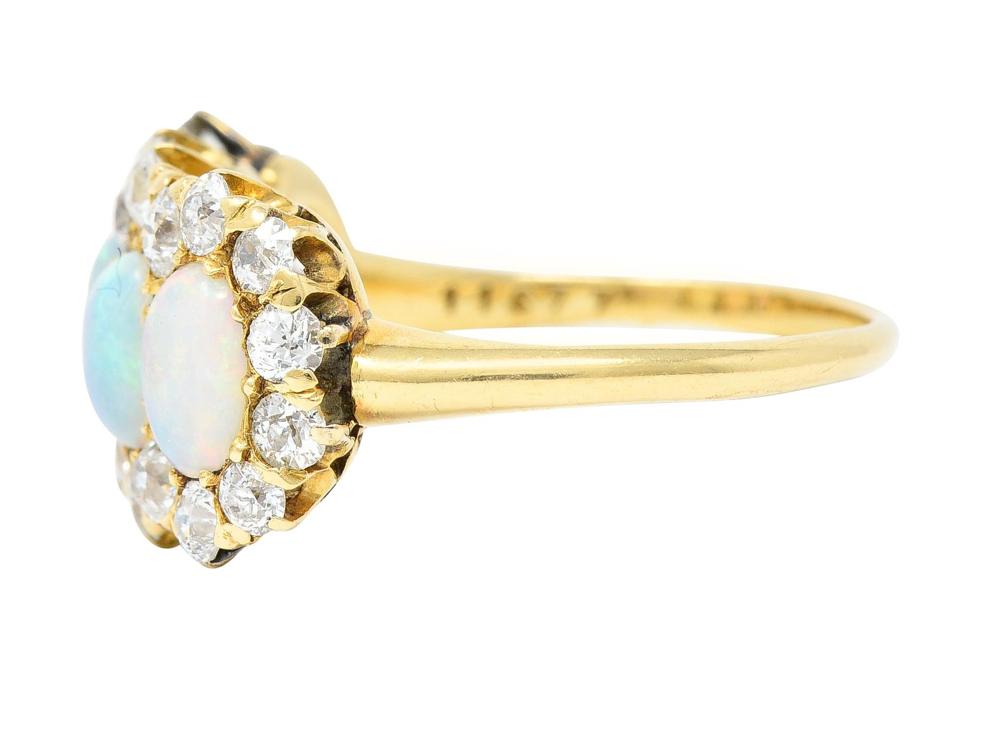 viktorianischer 1,32 Karat Opal Cabochon Diamant-Cluster-Ring mit alteuropäischem Schliff im Zustand „Hervorragend“ im Angebot in Philadelphia, PA