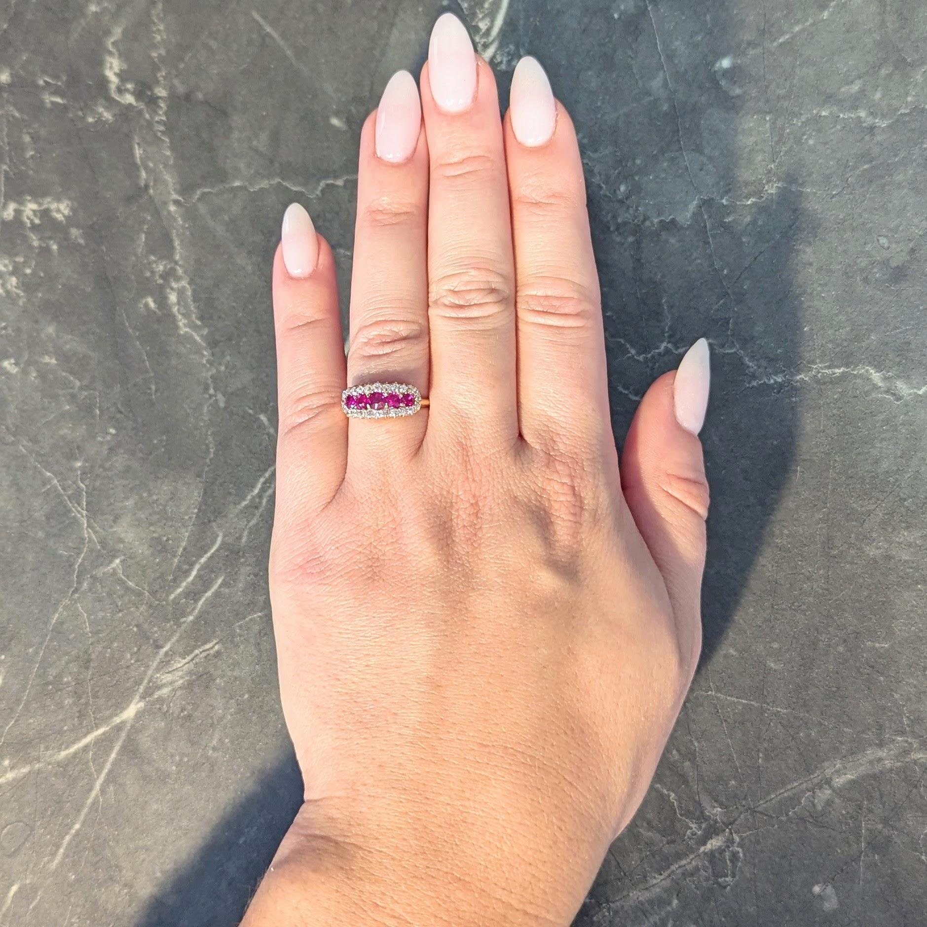 Cinq rubis ronds gradués sont centrés et sertis d'est en ouest.
D'un poids total d'environ 0,75 carat - rouge violacé transparent
Accentué par un halo de diamants de taille européenne ancienne.
Serti et pesant environ 0.58 carat au total.
Couleur