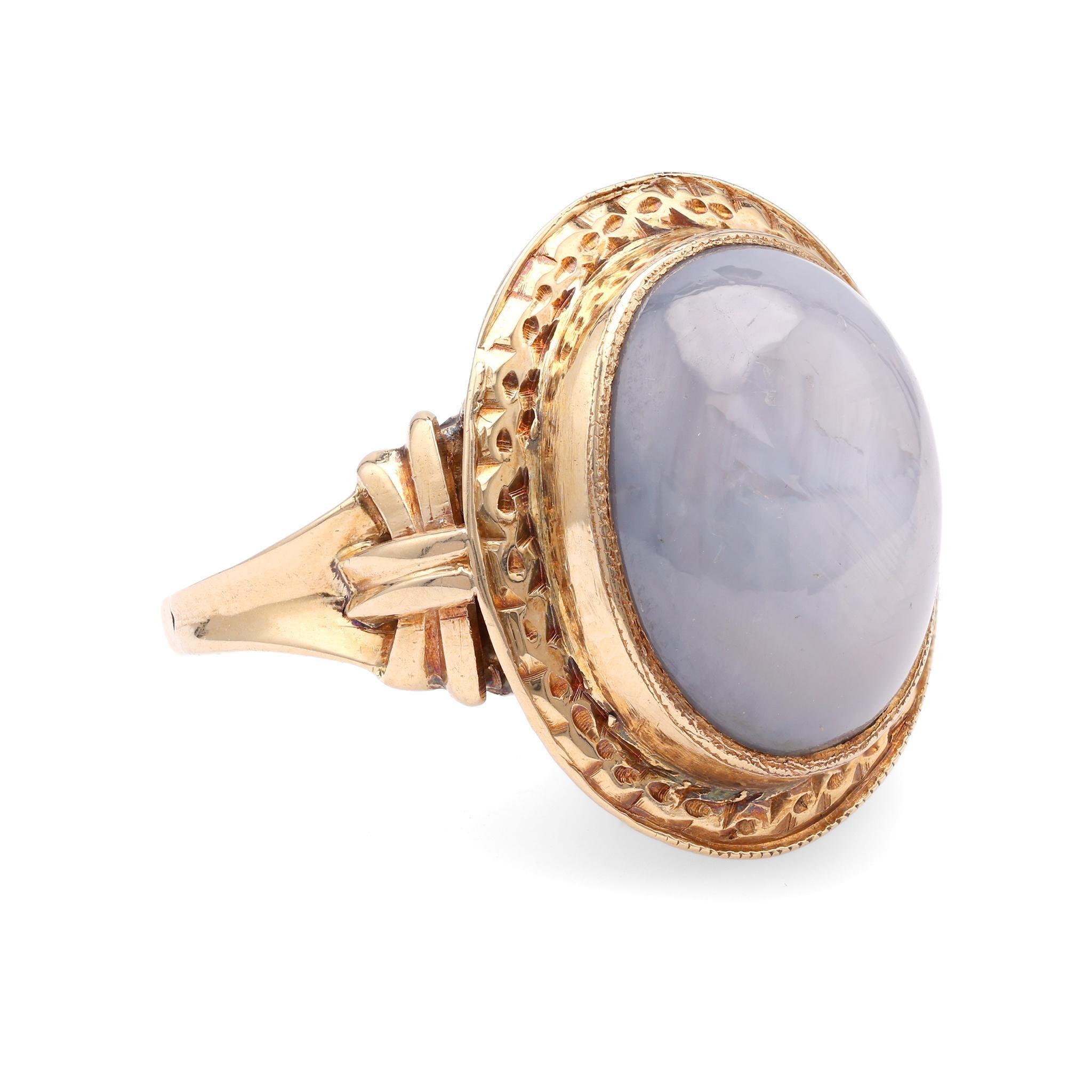 Cabochon Victorian 13.5 Carat Star Sapphire Yellow Gold Ring For Sale