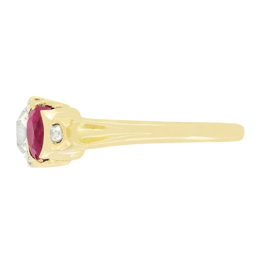 Viktorianischer 1,35ct Diamant und Rubin Drei Stein, um 1880 (Antiker Kissenschliff) im Angebot