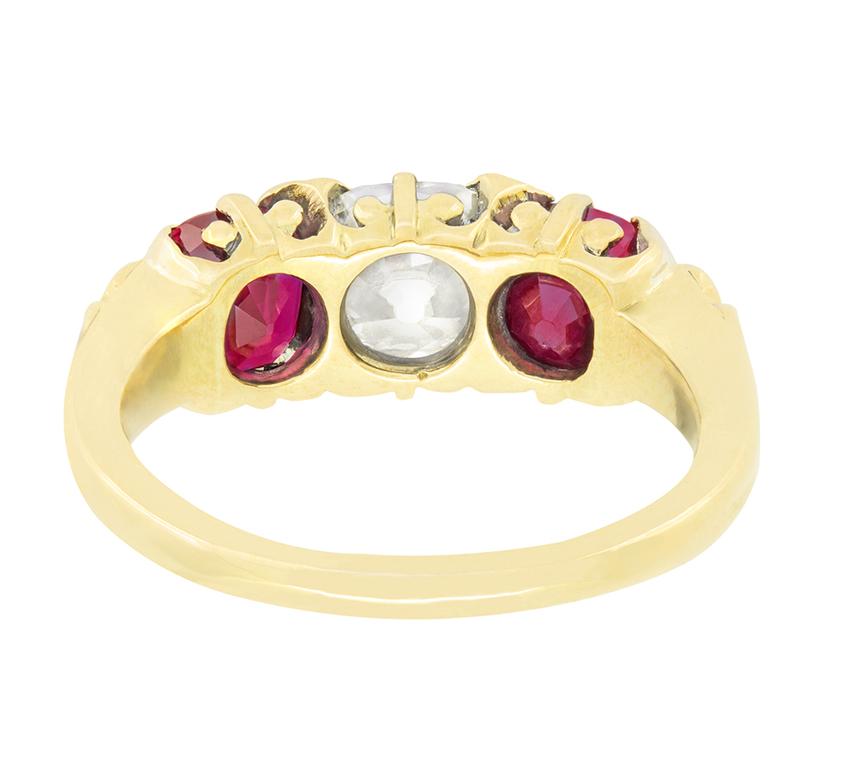 Viktorianischer 1,35ct Diamant und Rubin Drei Stein, um 1880 im Zustand „Gut“ im Angebot in London, GB