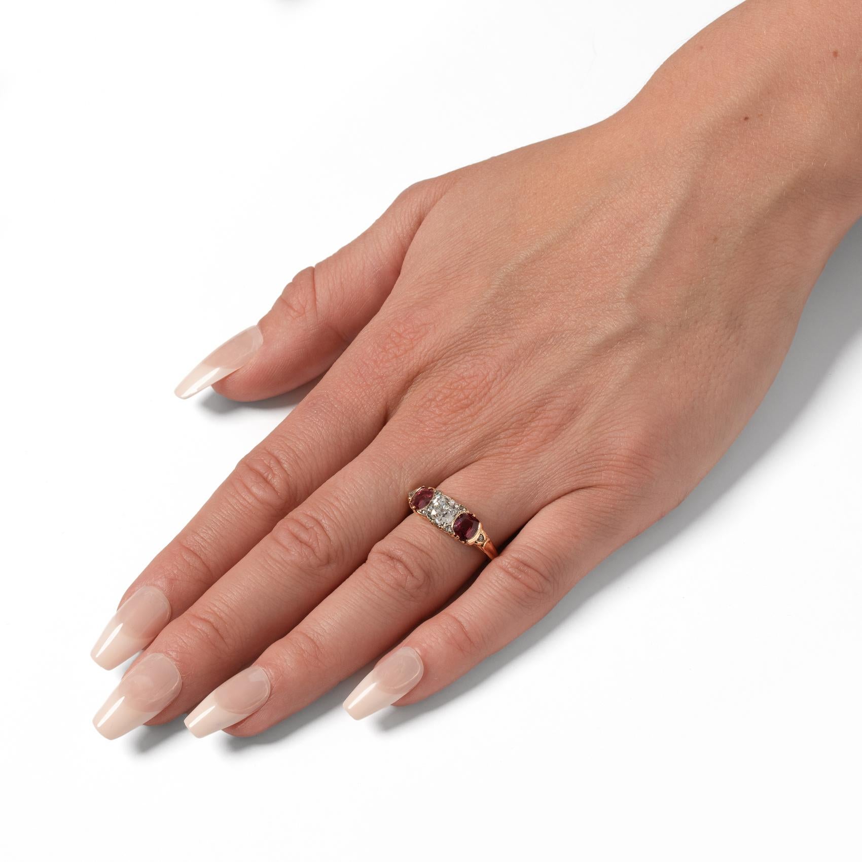 Viktorianischer 1,35ct Diamant und Rubin Drei Stein, um 1880 für Damen oder Herren im Angebot