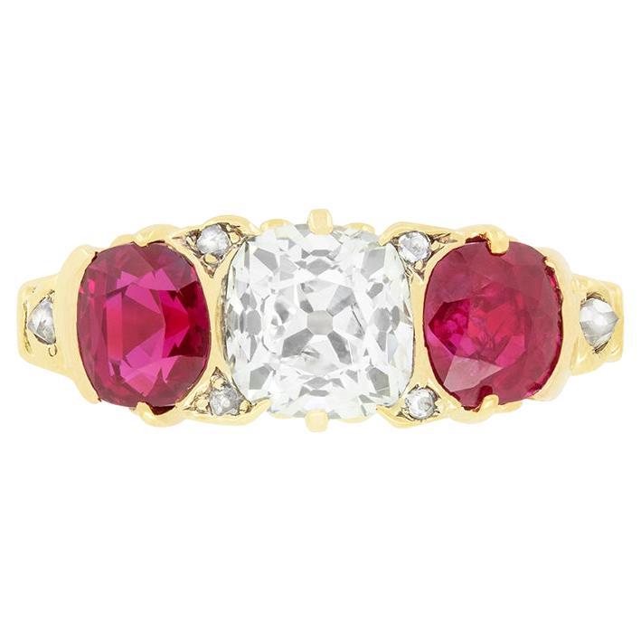 Viktorianischer 1,35ct Diamant und Rubin Drei Stein, um 1880 im Angebot