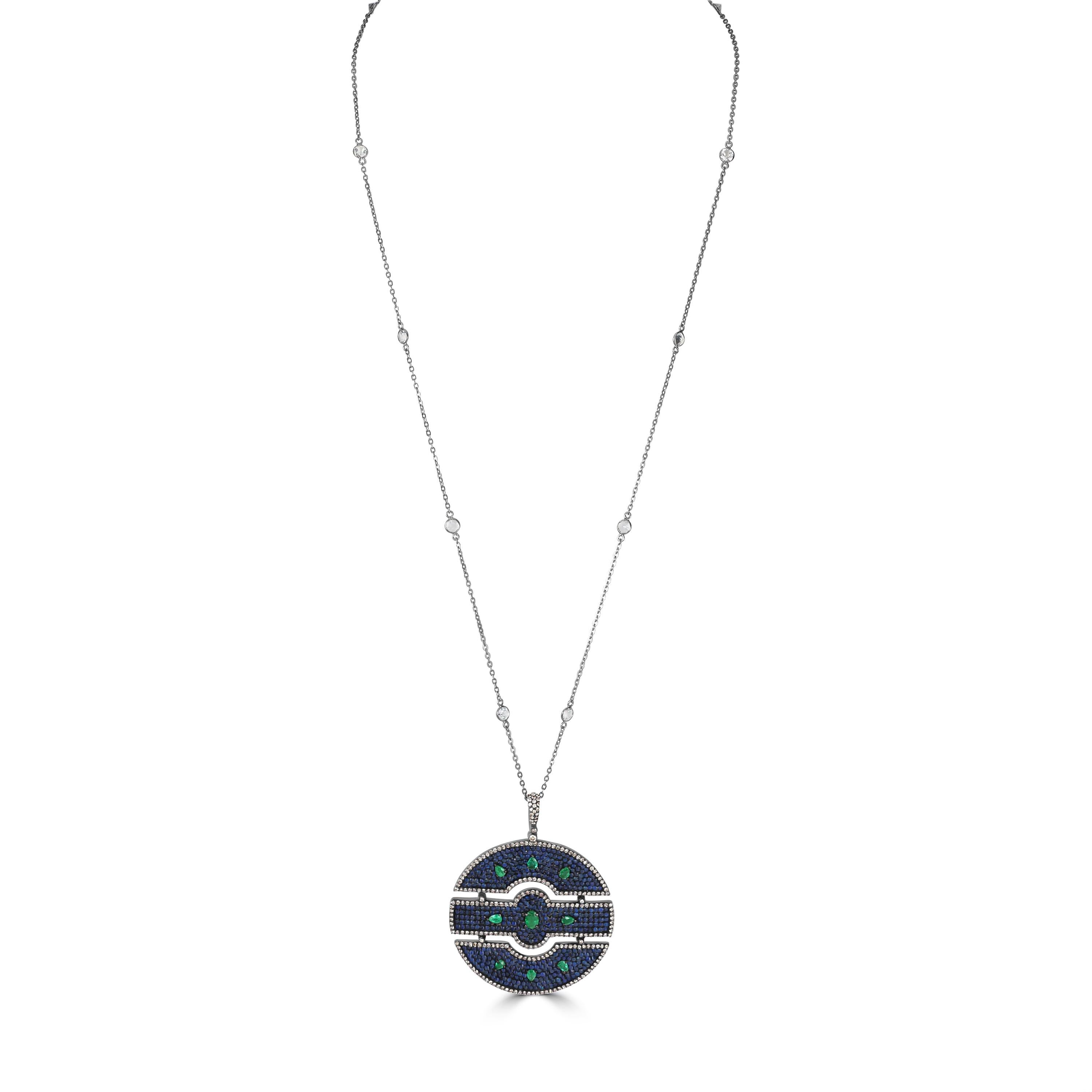 Voici notre superbe diamant Victorien de 13.6 Cttw. Collier à pendentifs en saphir bleu, émeraude, topaze et diamant, un chef-d'œuvre d'élégance et de sophistication intemporelle.

Ce collier pendentif exquis présente une chaîne en argent sterling