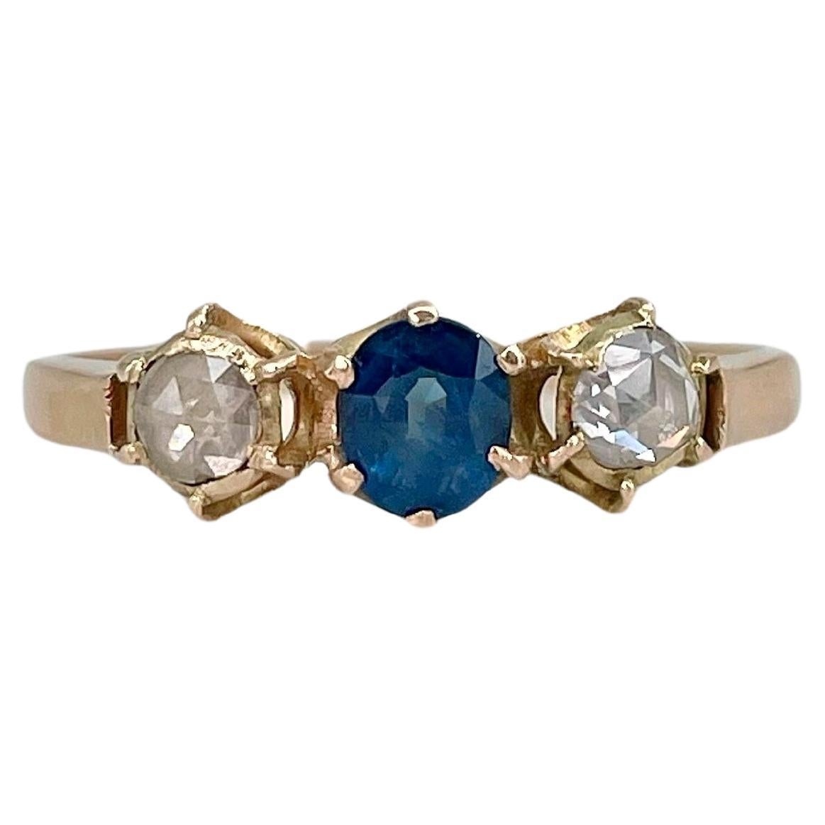 Viktorianischer dreisteiniger viktorianischer Ring aus 14 Karat Gold mit 0,35 Karat Saphir und 0,18 Karat Diamant im Angebot