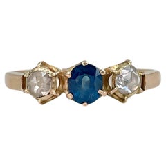 Viktorianischer dreisteiniger viktorianischer Ring aus 14 Karat Gold mit 0,35 Karat Saphir und 0,18 Karat Diamant