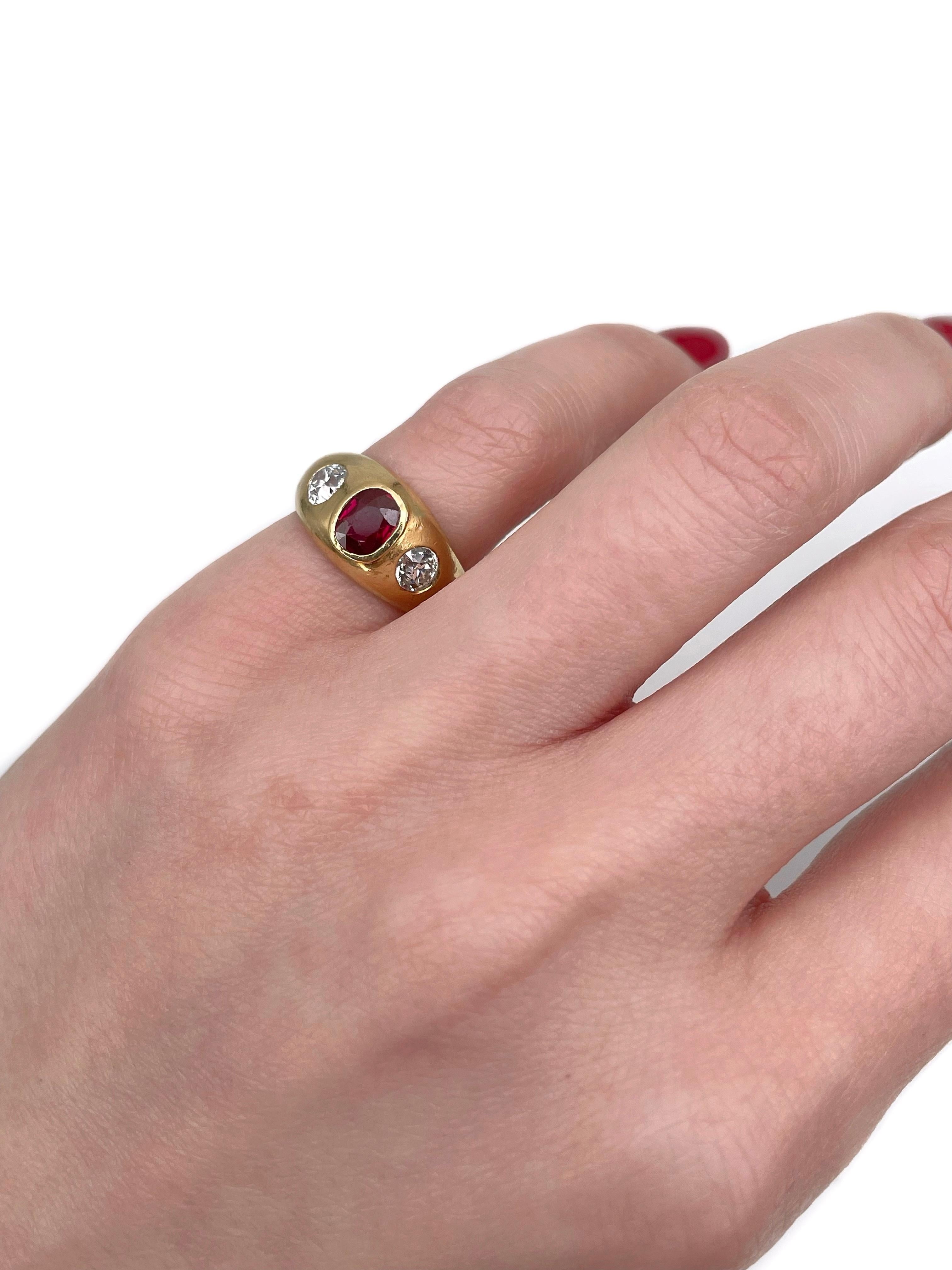 Se trata de un anillo victoriano de tres piedras elaborado en oro amarillo de 14 quilates. Alrededor de 1890. 

La pieza presenta:
- 1 rubí (talla cojín, 0,70 ct, slpR 6/4, SI)
- 2 diamantes (talla mina antigua, TW 0,65ct, RW-W, VS-SI)

Podría ser
