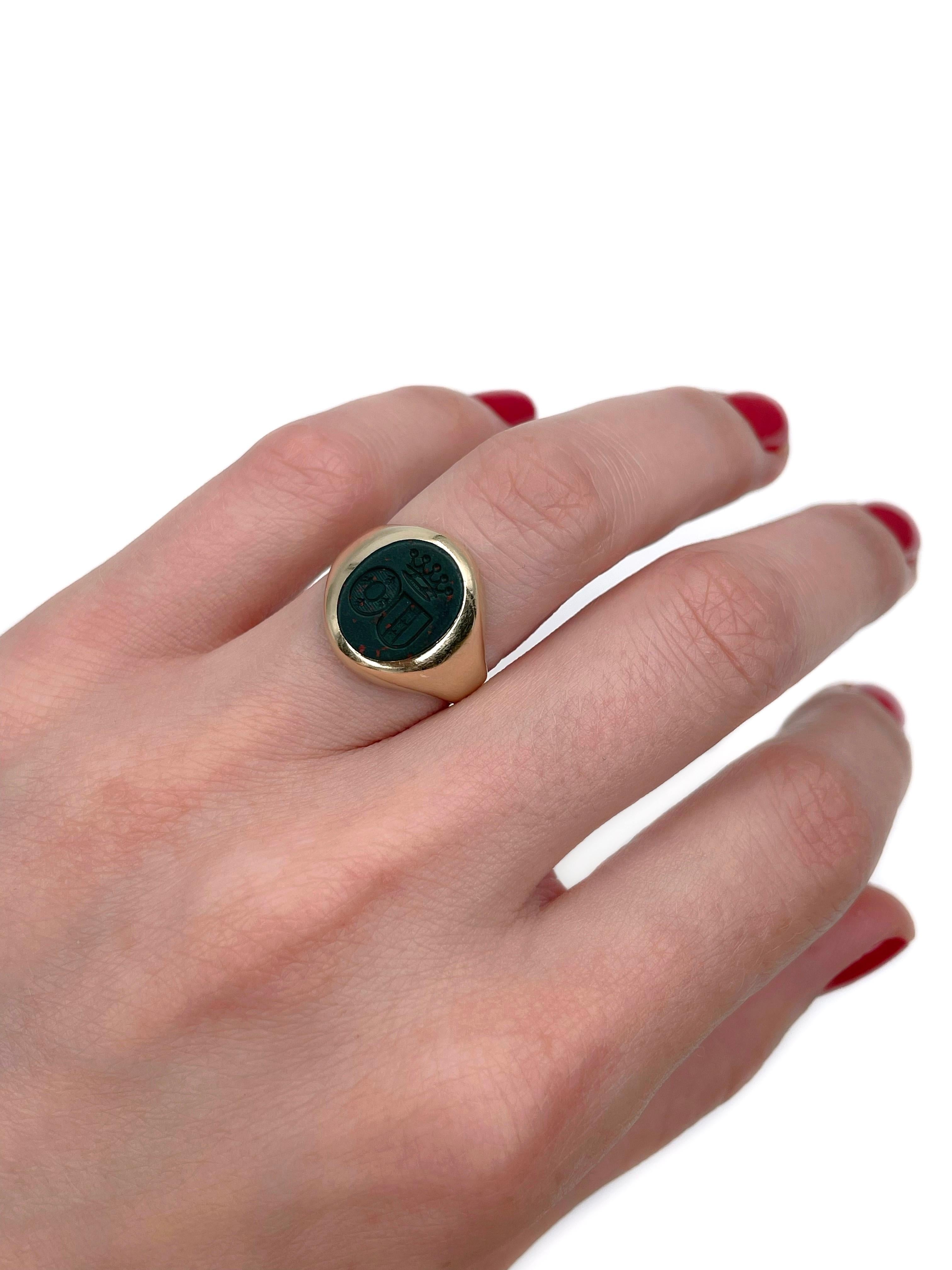This is a Victorian heraldic signet ring crafted in 14K gold. Circa 1890. 

It features a carved bloodstone (also known as heliotrope) intaglio depicting a Coat of Arms.  

Weight: 4.26g
Size: 16.5 (US 6)

IMPORTANT: please ask about the possibility