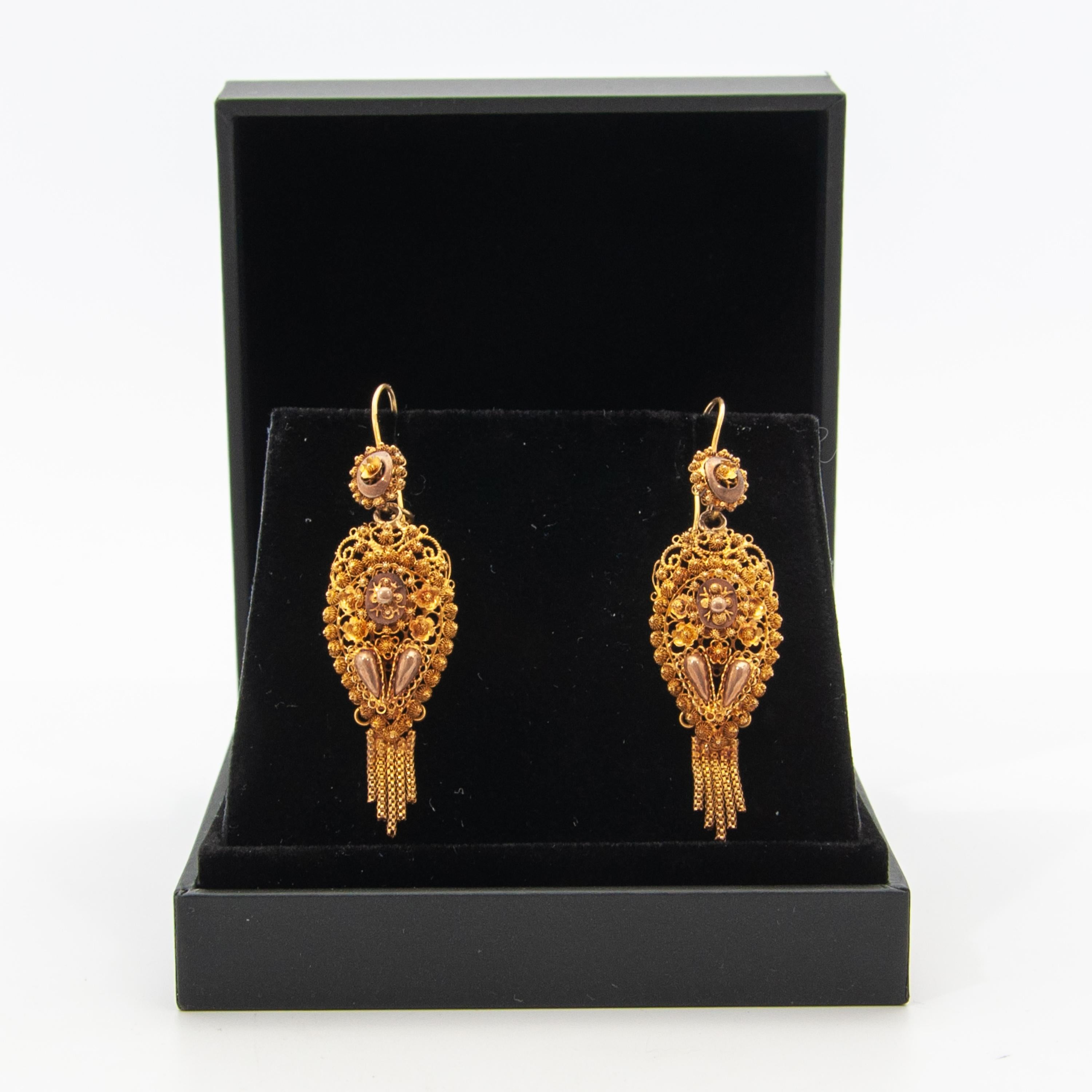 Victorien Boucles d'oreilles pendantes antiques en or jaune 14K filigrané en vente