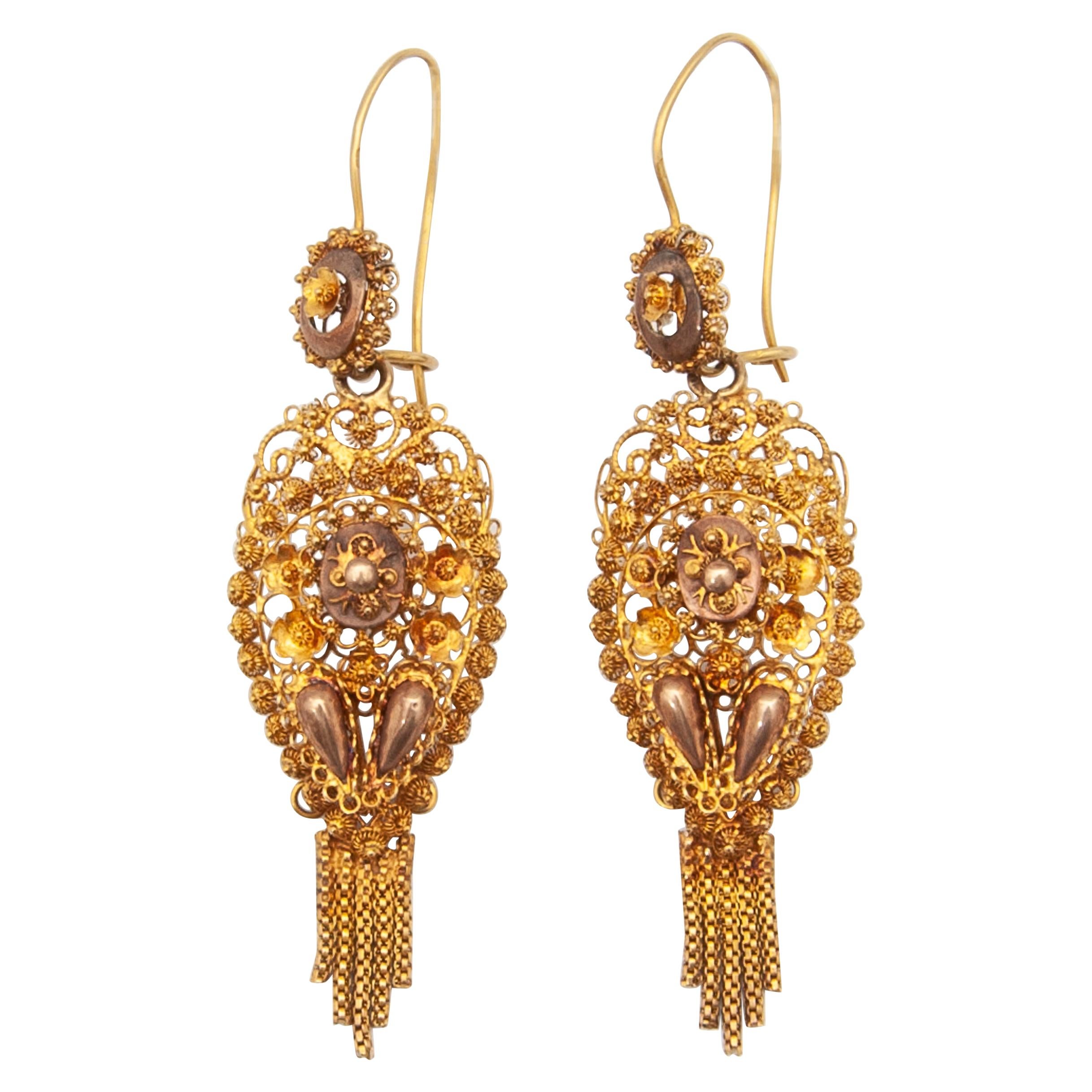Boucles d'oreilles pendantes antiques en or jaune 14K filigrané en vente