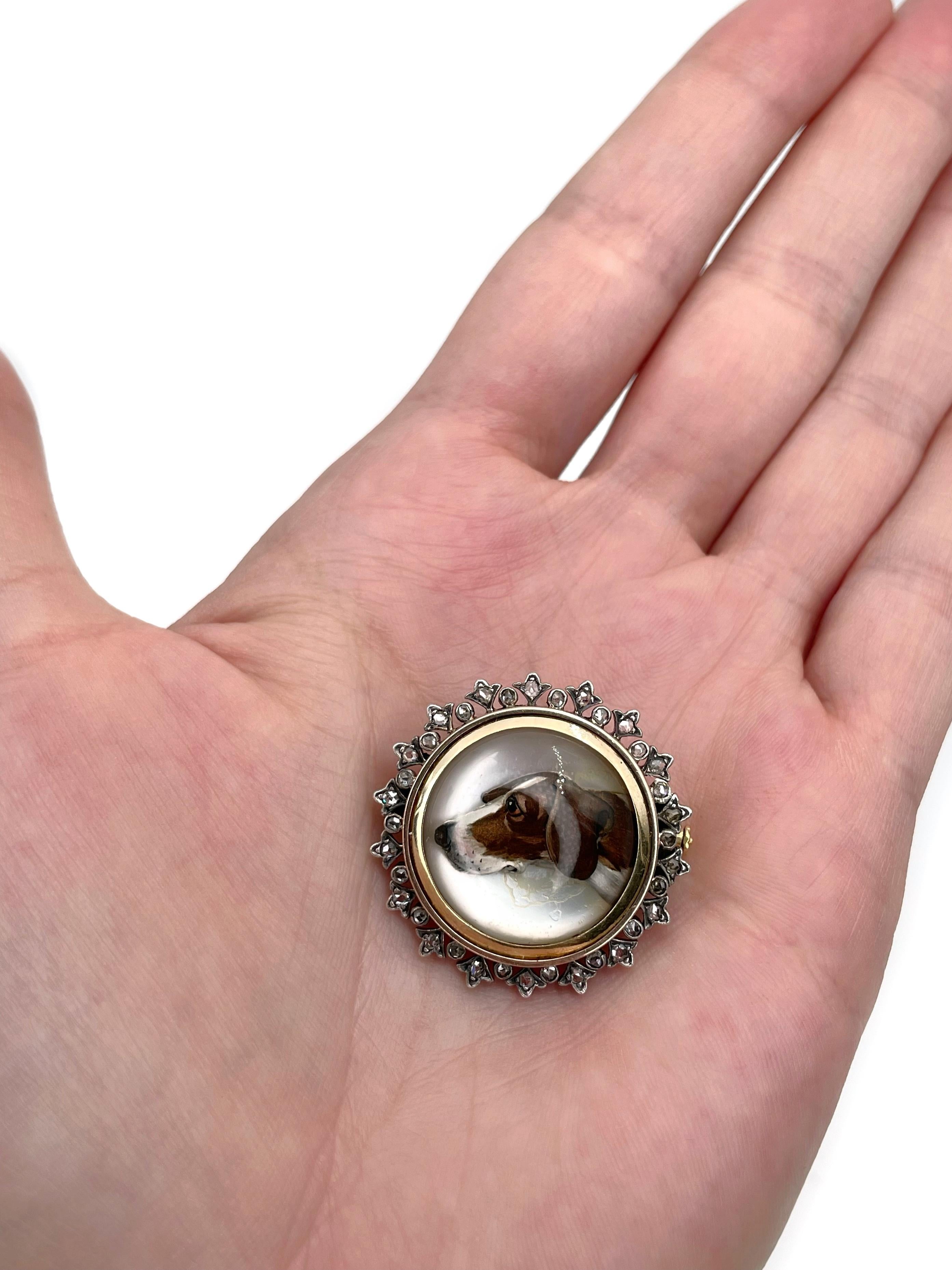 Se trata de un broche redondo victoriano elaborado en oro de 14 quilates. Representa a un perro de caza. El detalle circular es de cristal de roca tallado en cabujón. El dibujo de un perro está hecho a mano y es extraordinariamente realista. El
