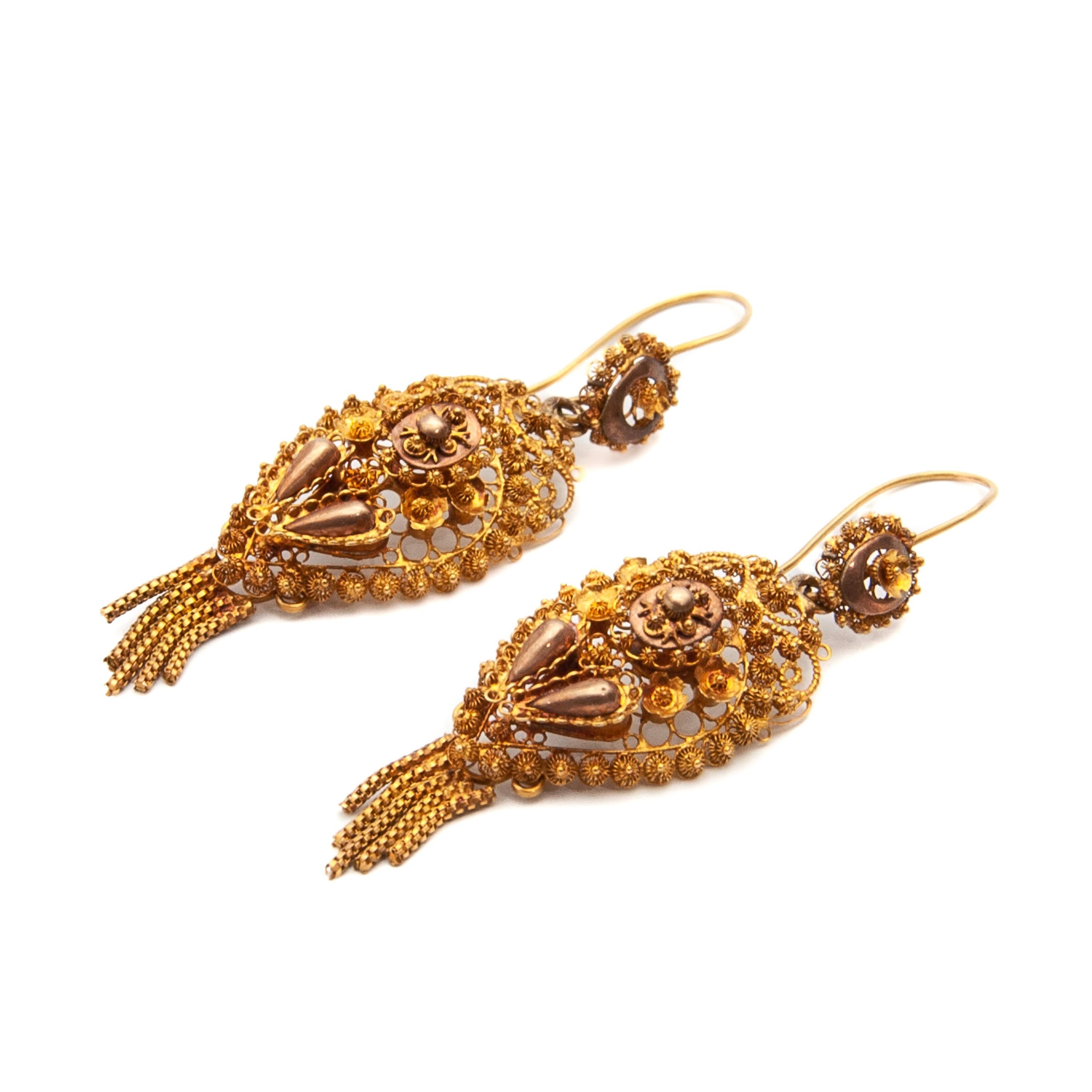 Boucles d'oreilles pendantes antiques en or jaune 14K filigrané Bon état - En vente à Rotterdam, NL