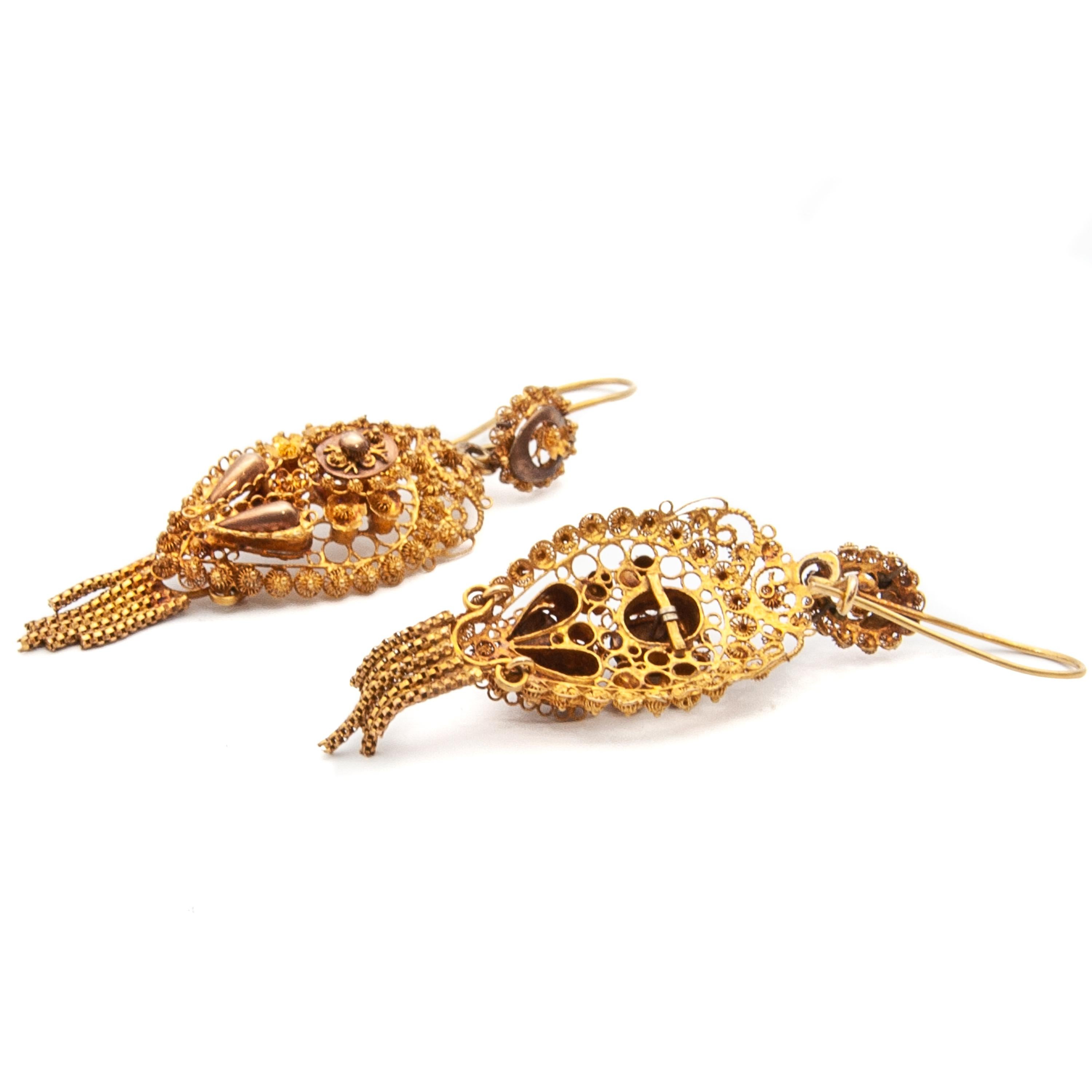 Boucles d'oreilles pendantes antiques en or jaune 14K filigrané en vente 2