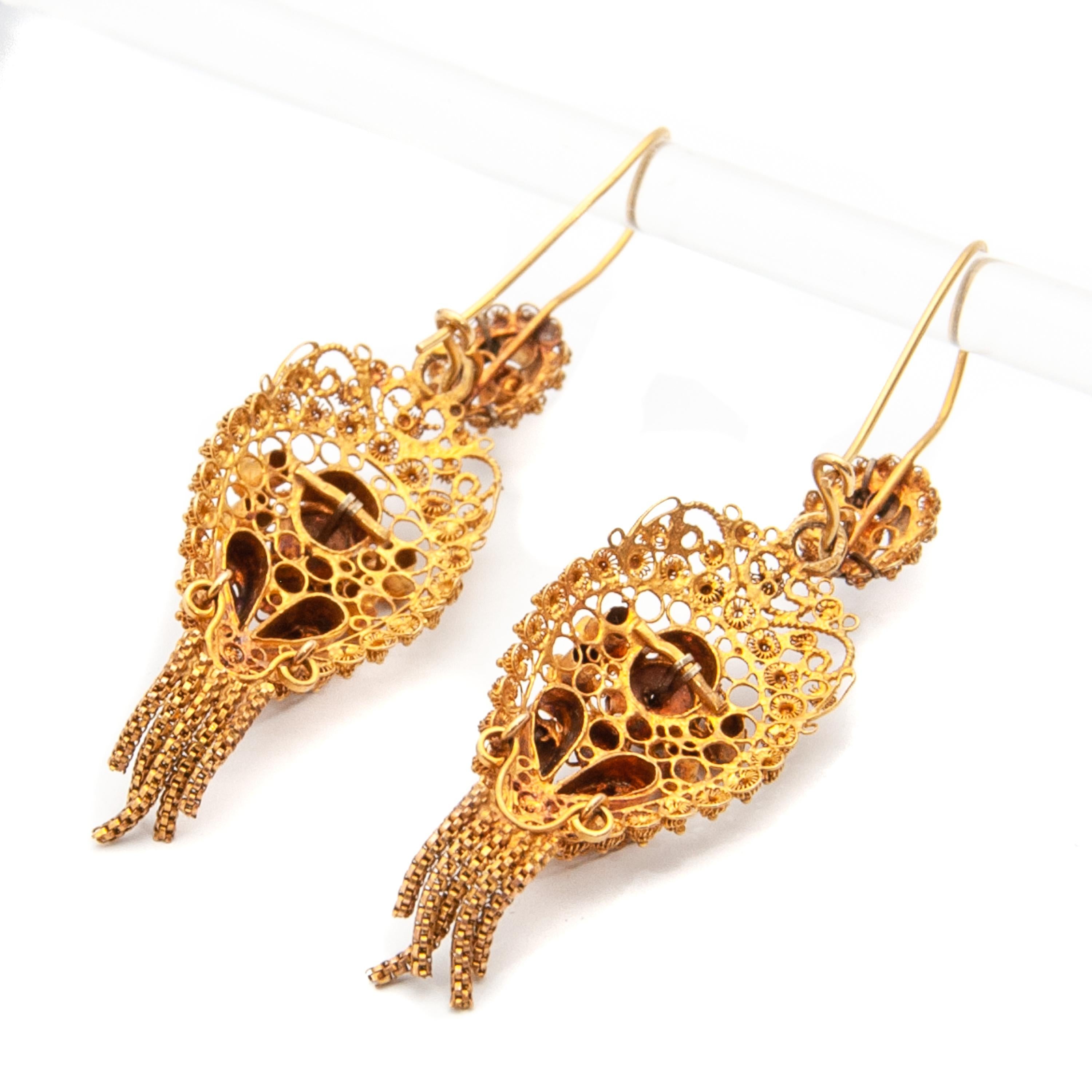 Boucles d'oreilles pendantes antiques en or jaune 14K filigrané en vente 3