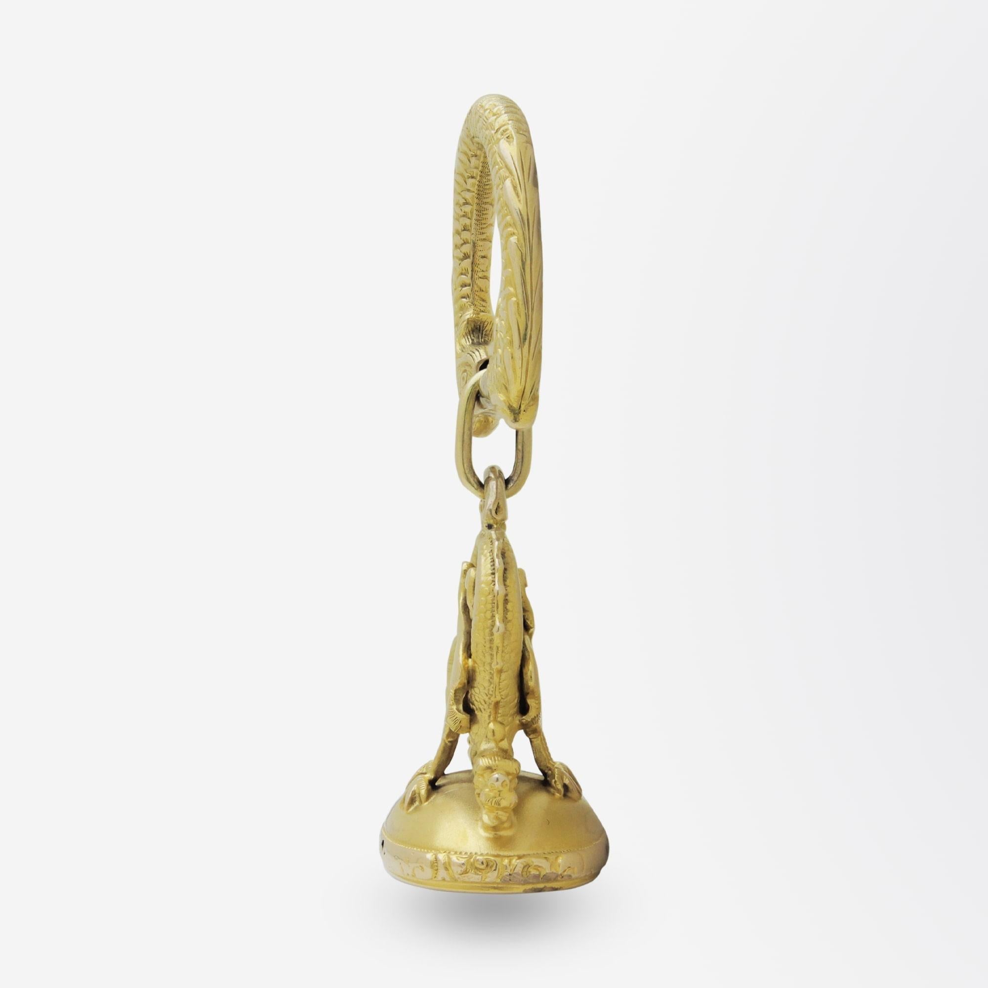 Un ciondolo con sigillo a forma di fob davvero intricato e ben realizzato, risalente al periodo vittoriano. Il pezzo è realizzato in oro giallo a 14 carati ma non è marcato. Il ciondolo cavo è formato da una coppia di grifoni che si trovano sopra un