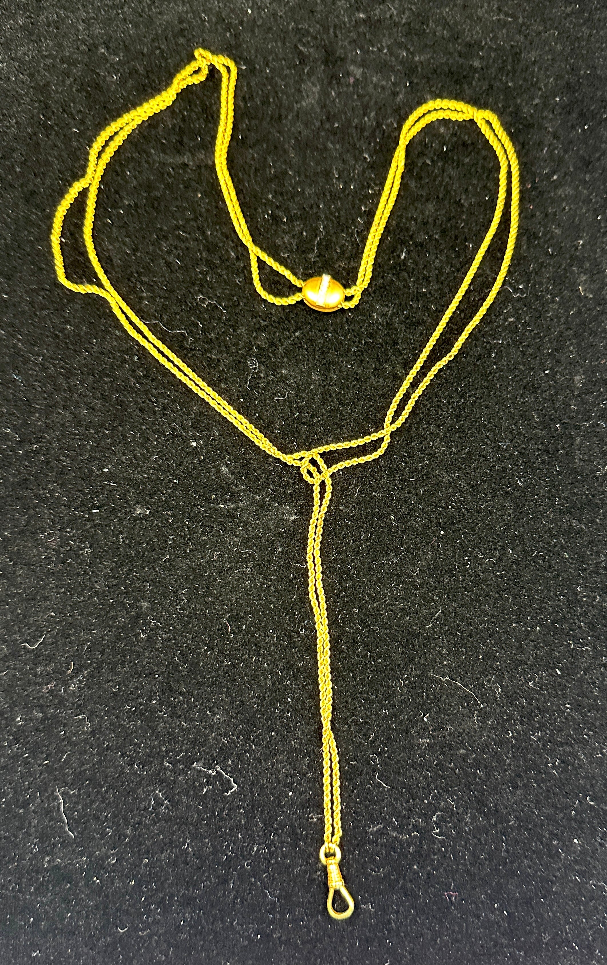 Concediti una splendida collana antica vittoriana a catena Longuard in oro 14 carati lunga 47 pollici di grande bellezza.  La catena è dotata di uno splendido cursore in oro spazzolato con perle.  Lo scivolo funziona benissimo.  Nella parte