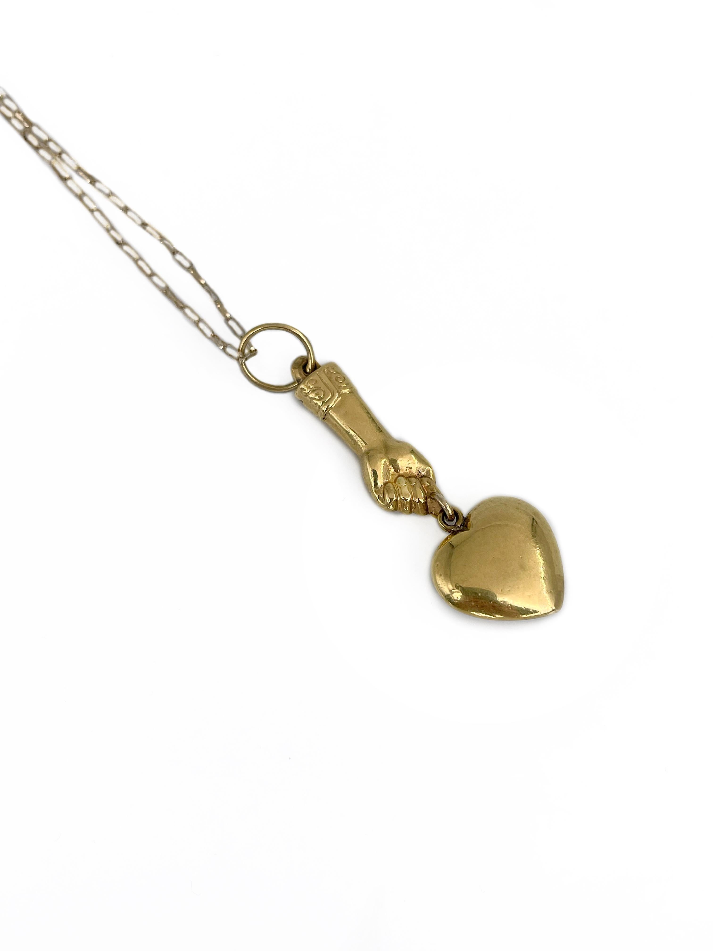 Women's Victorian 14 Karat Gold Mano Figa Holding Heart Agate Pendant Chain Necklace For Sale